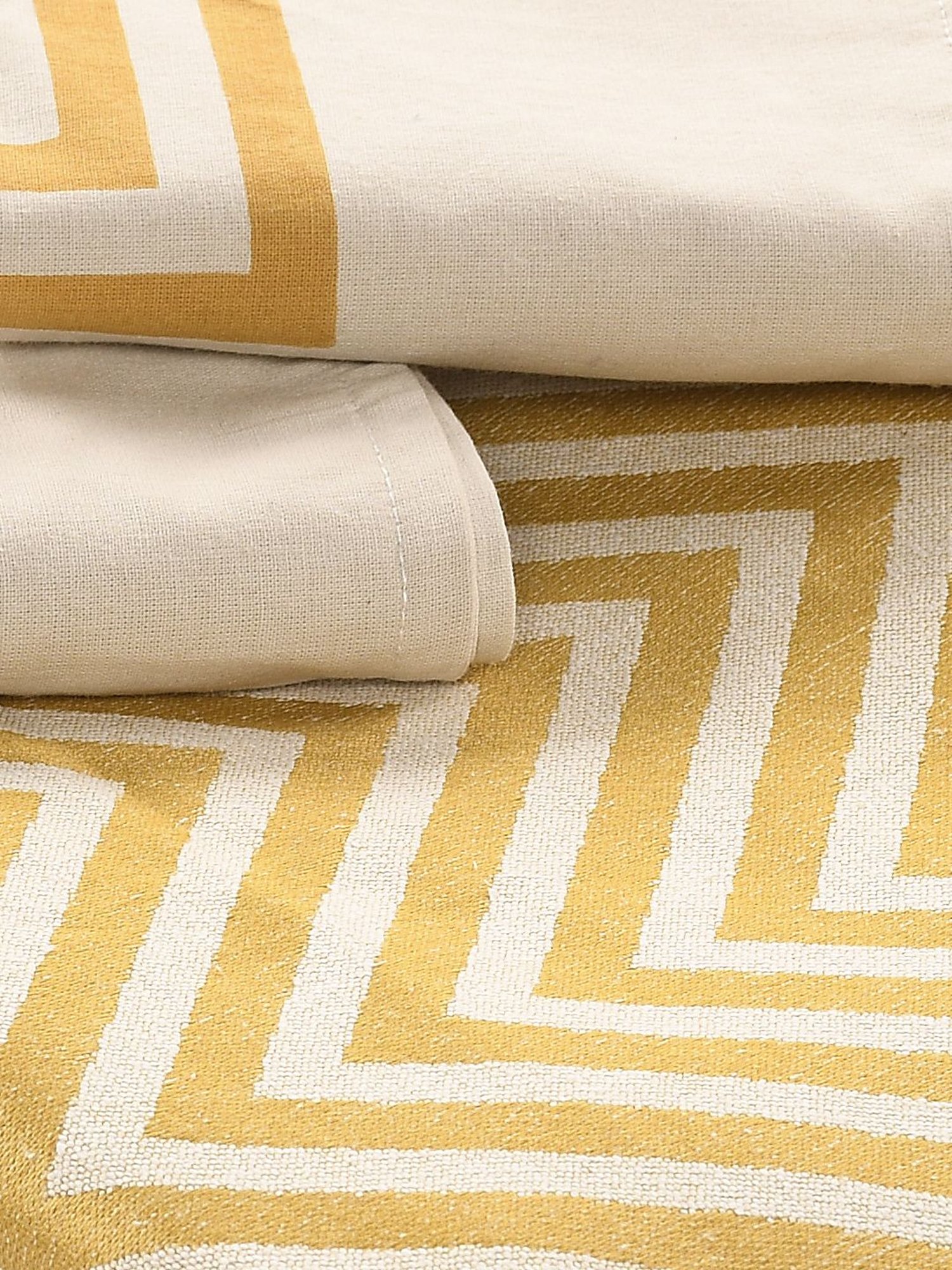 Saral Home Abstract Yellow 155 TC Cotton King Sized Bed Sheet with 2 Pillow Covers