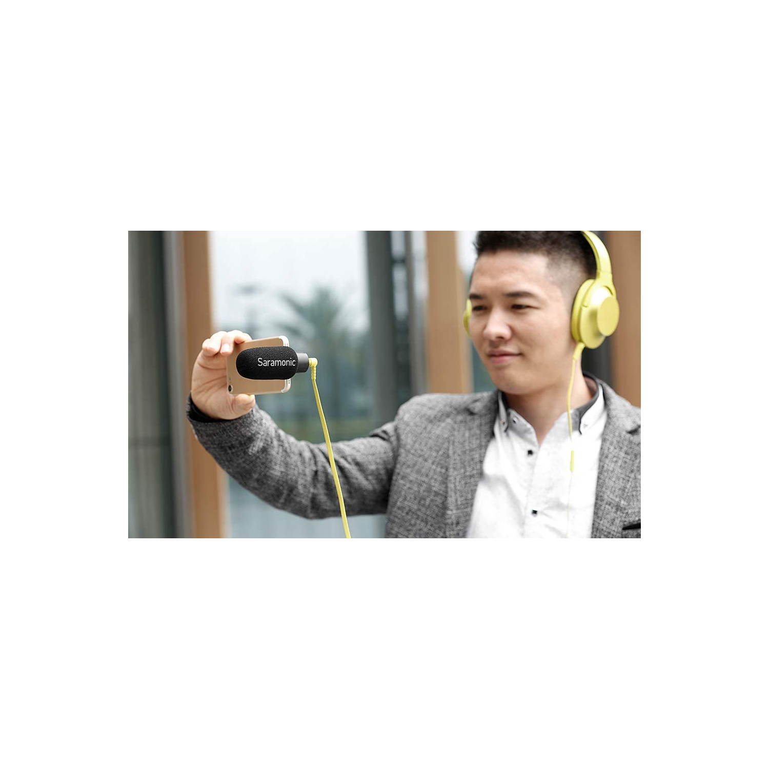 Saramonic Lightweight Smartphone Microphone with lightning output