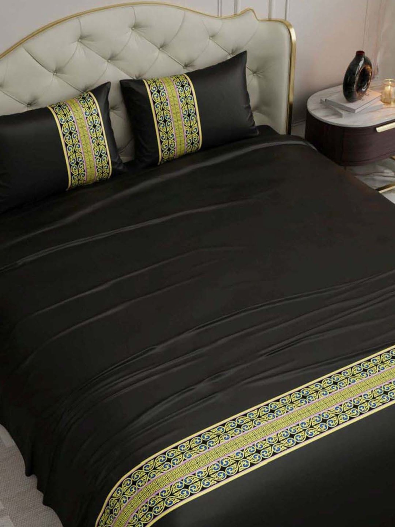 Stoa Paris Versailles Applique Print Black 300 TC Sateen Double Bedsheet with 2 Pillow Covers