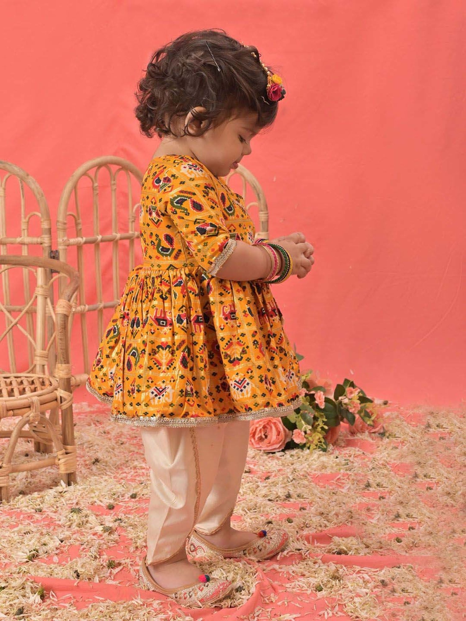 VASTRAMAY Girls Yellow Printed Clothing Sets