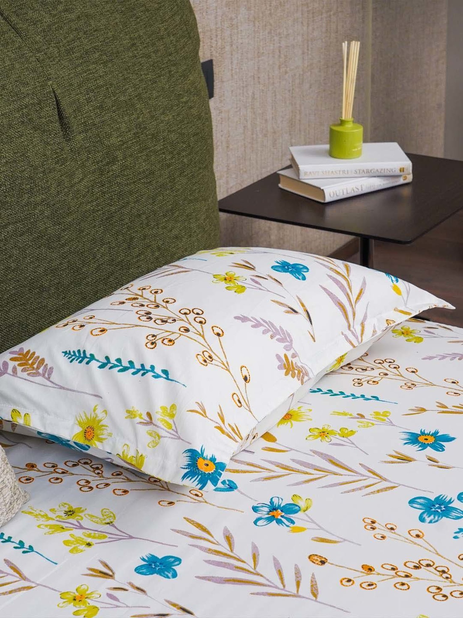 Urban Space Serene Blue Cotton 200 TC Queen Size Bedsheet With Pillow Covers