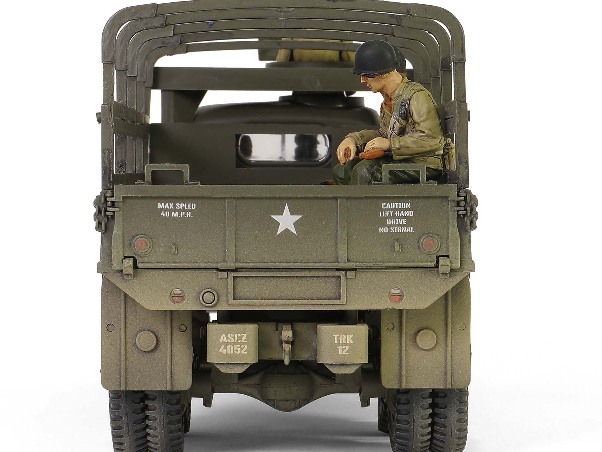 GMC CCKW-353B Cargo Truck "1st Infantry Division Weymouth England World War II" (1945) United States Army with Figures "Armoured Fighting Vehicle" Series 1/32 Diecast Model by Forces of Valor