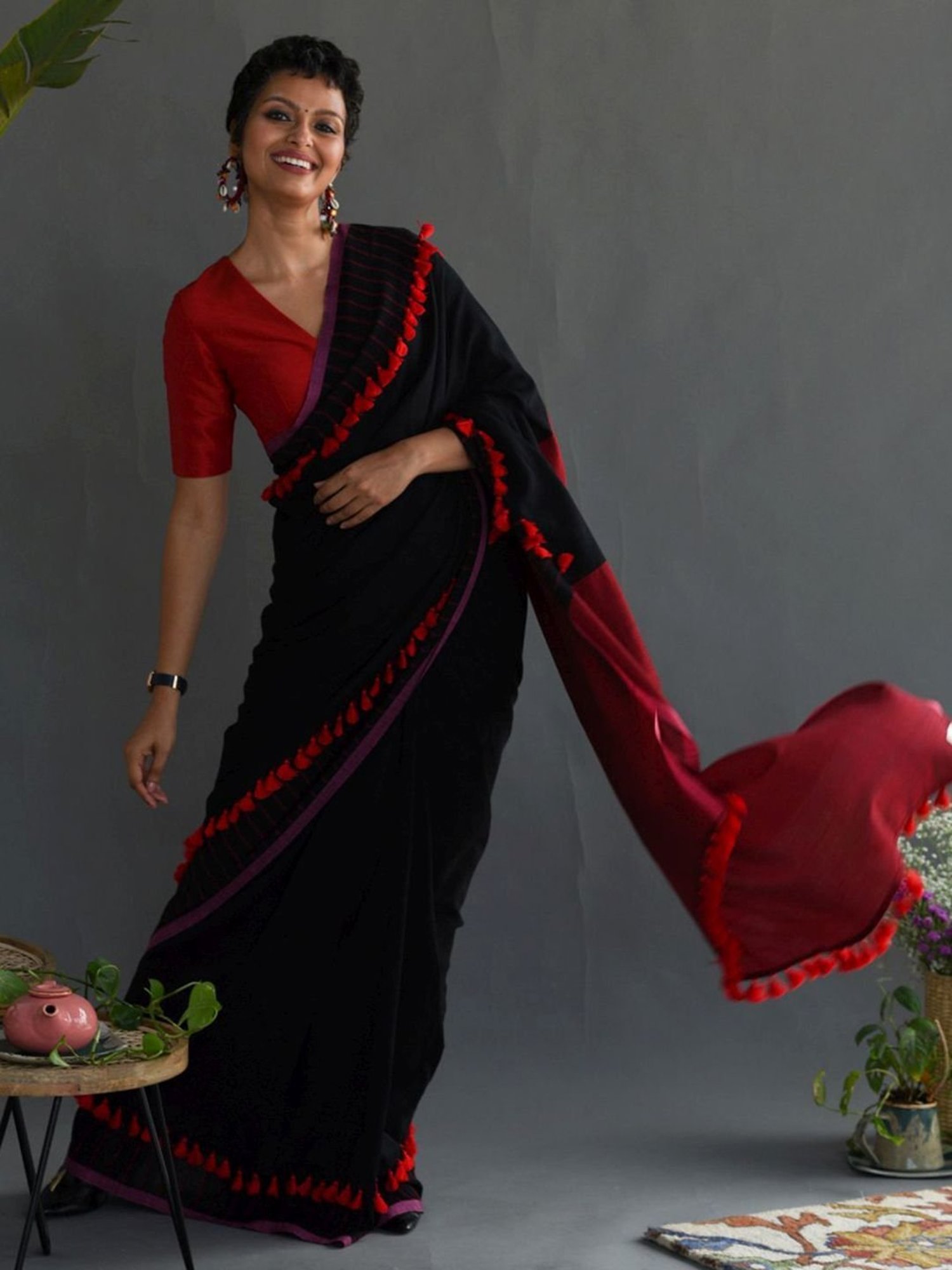 Suta Black & Red Plain Saree Without Blouse