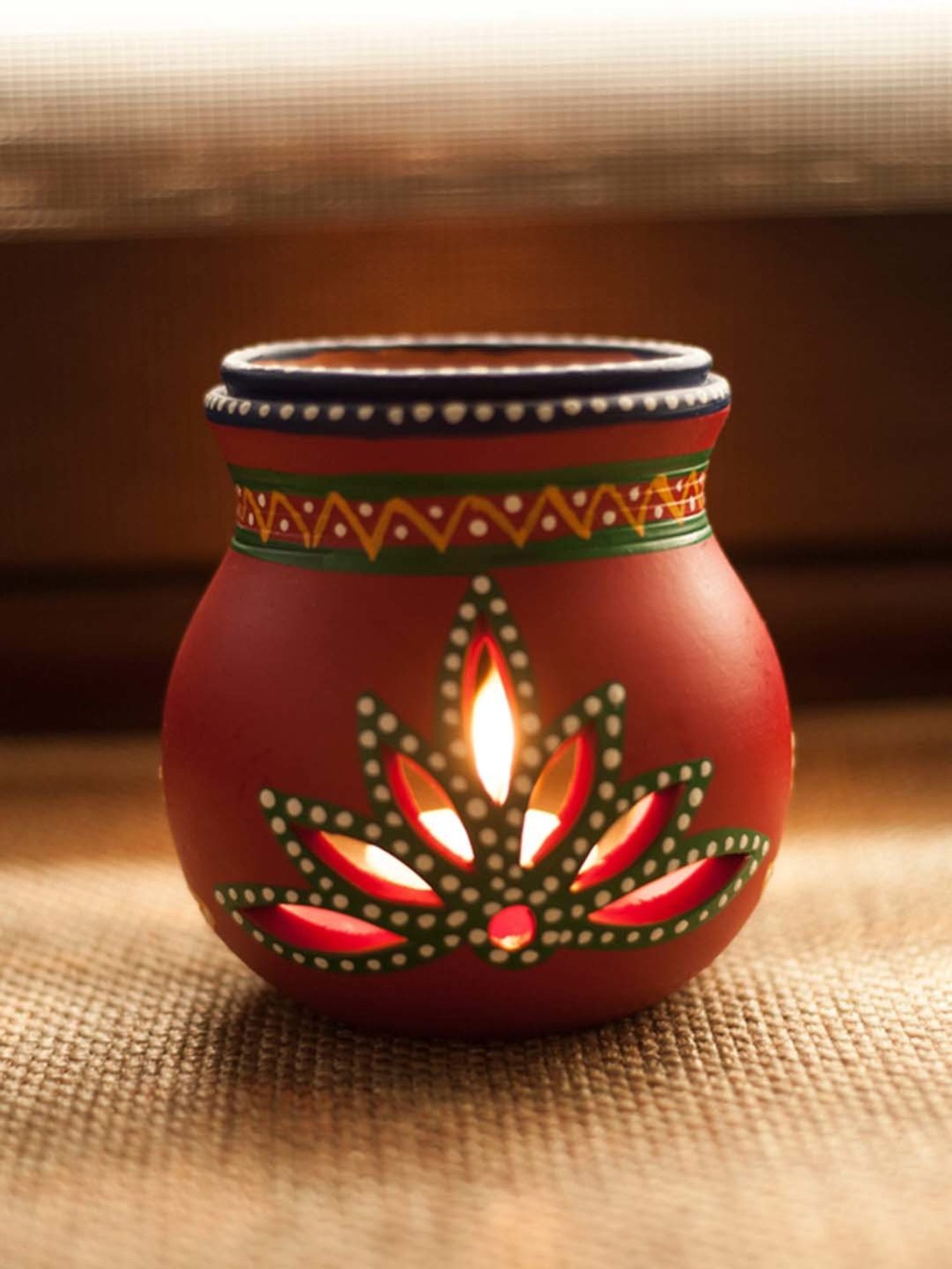 ExclusiveLane Terracotta Handpainted Aroma Diffuser In Red