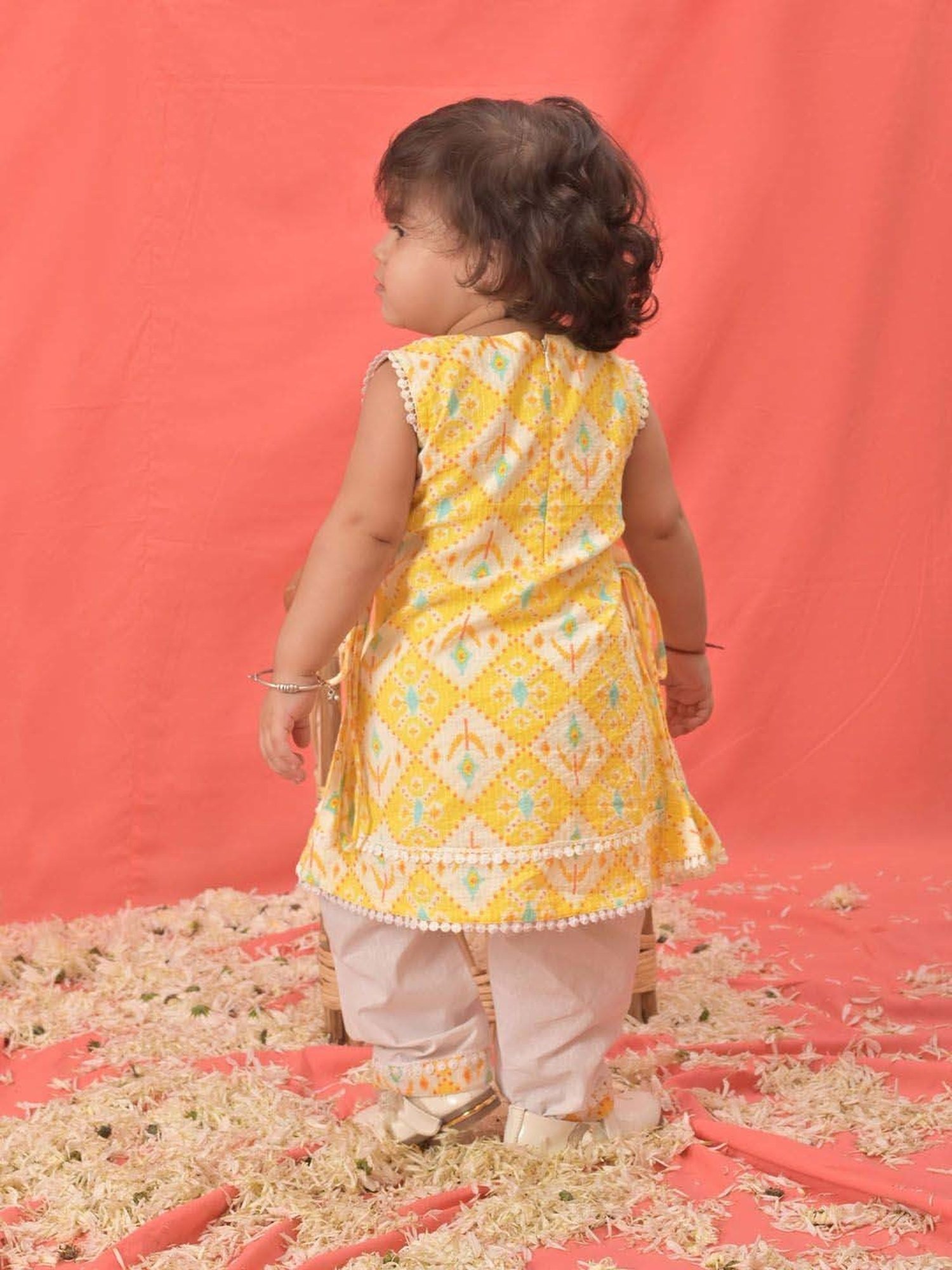 VASTRAMAY Girls Yellow Printed Clothing Sets