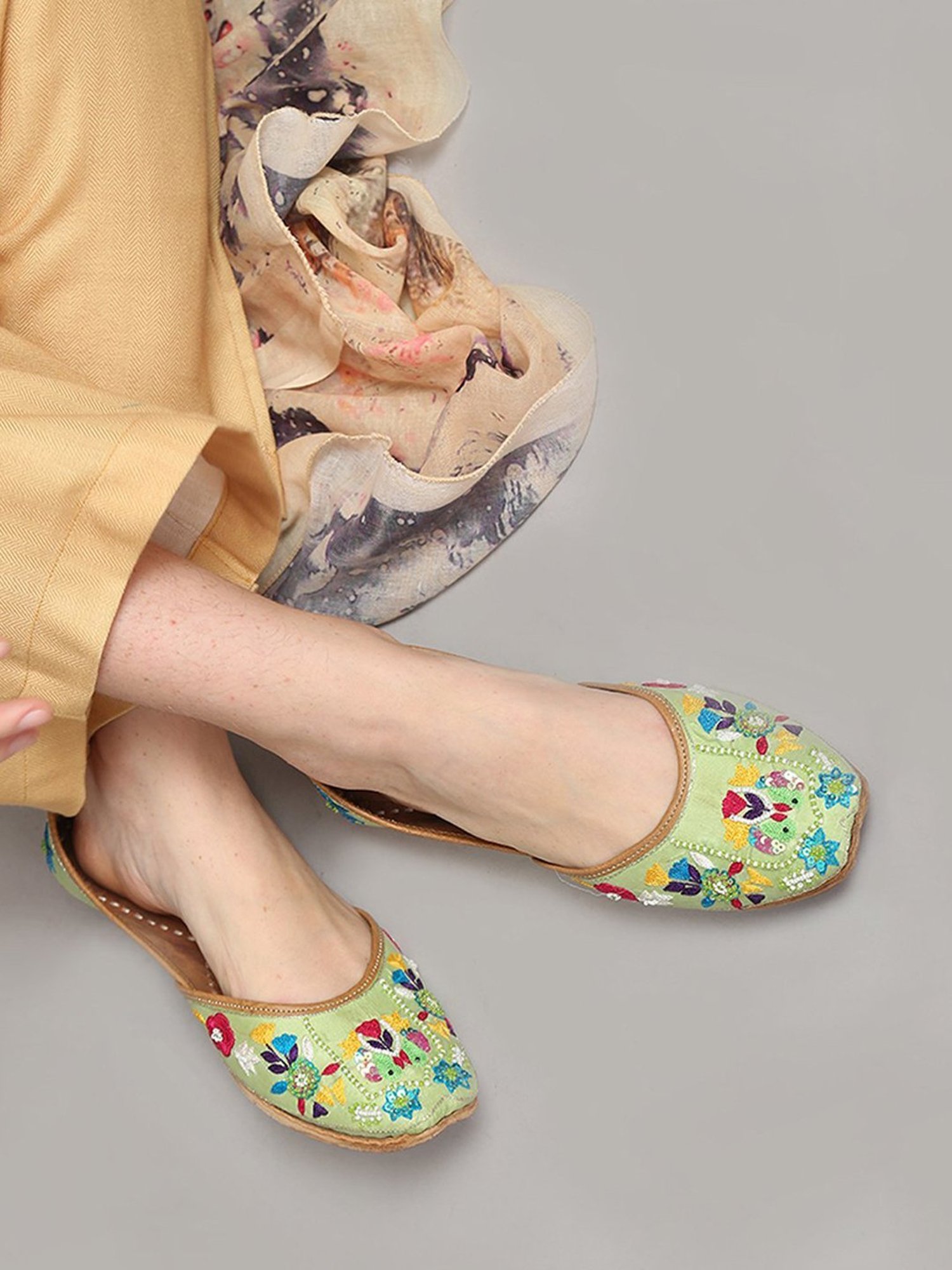 Glam Story Women's Green Ethnic Juttis