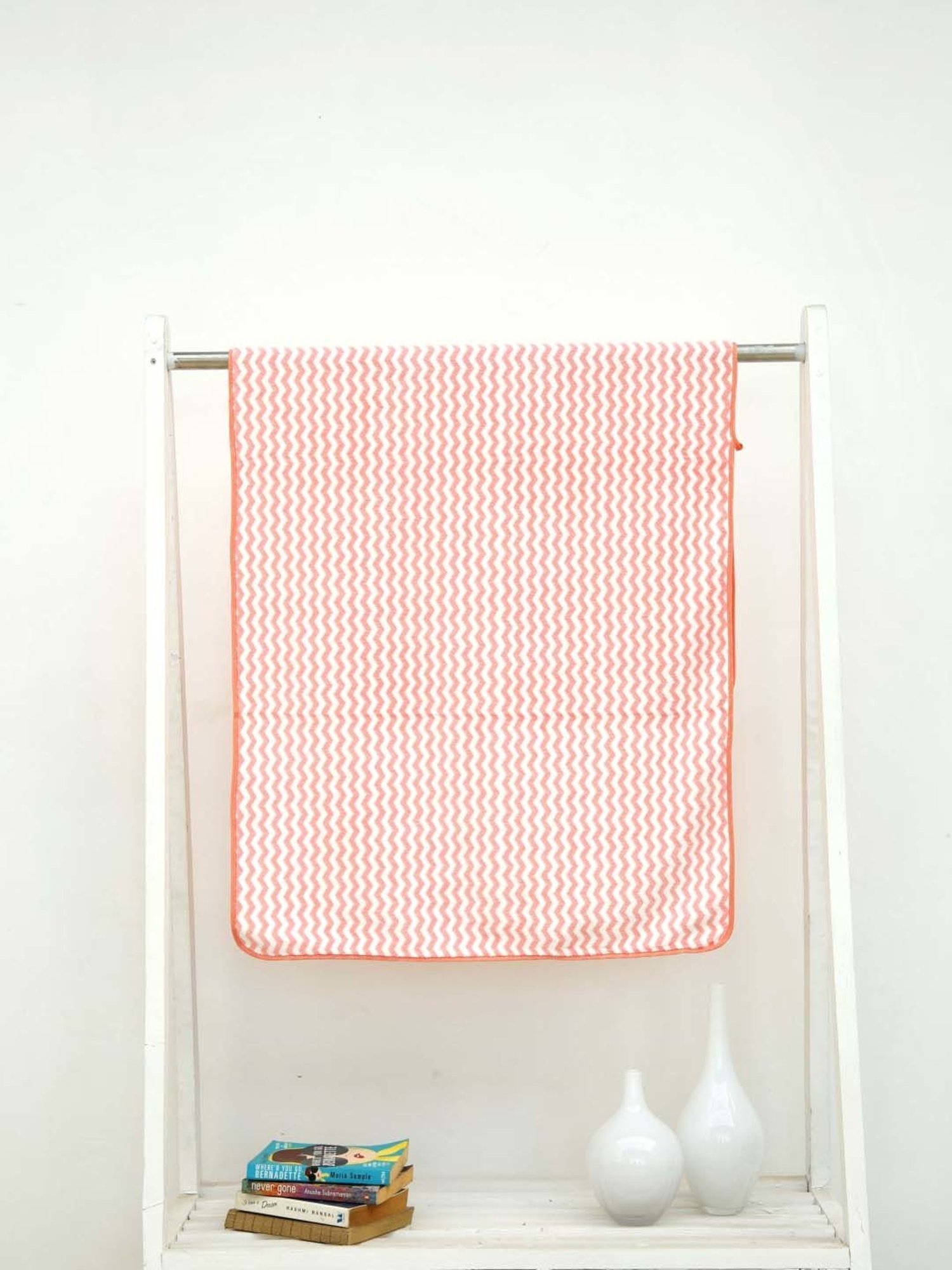 Ariana Pink & White Cotton 400 GSM Bath Towel with Attachment For Hanging - Set of 1