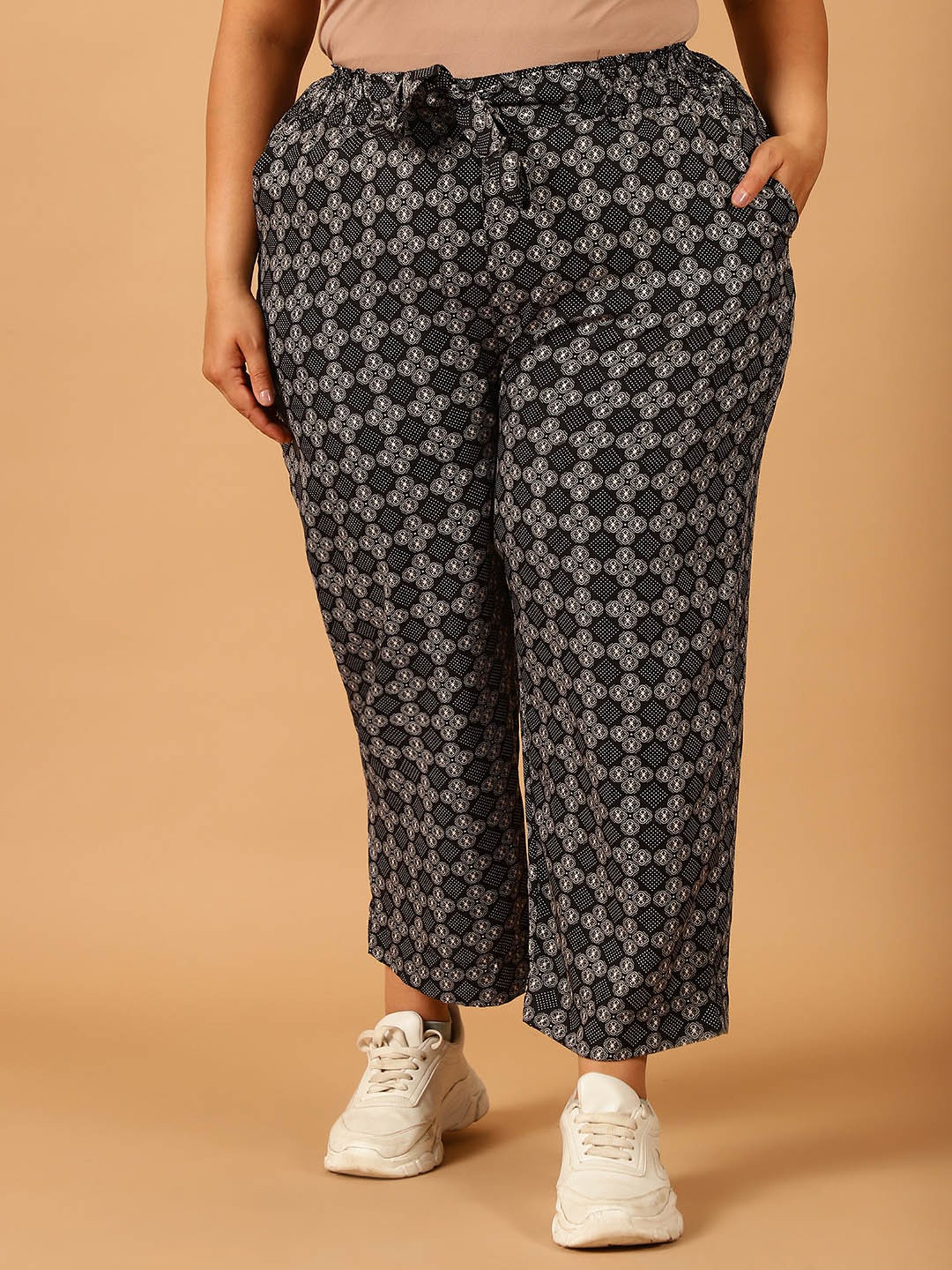 Moms Maternity Black & White Geometric Print Regular Fit Mid Rise Plus Size Trousers