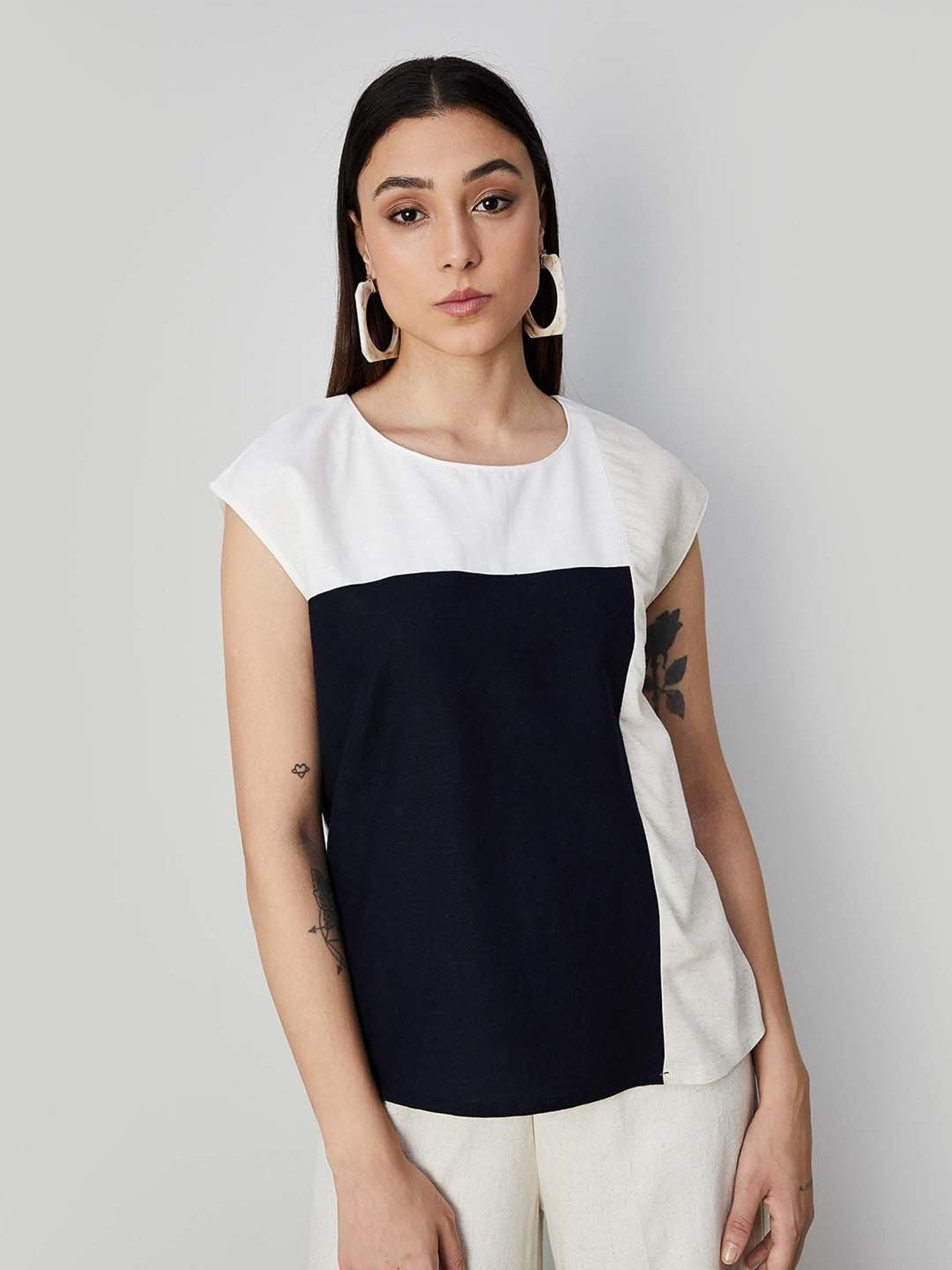 Code by Lifestyle Off-White & Black Color-Block Top