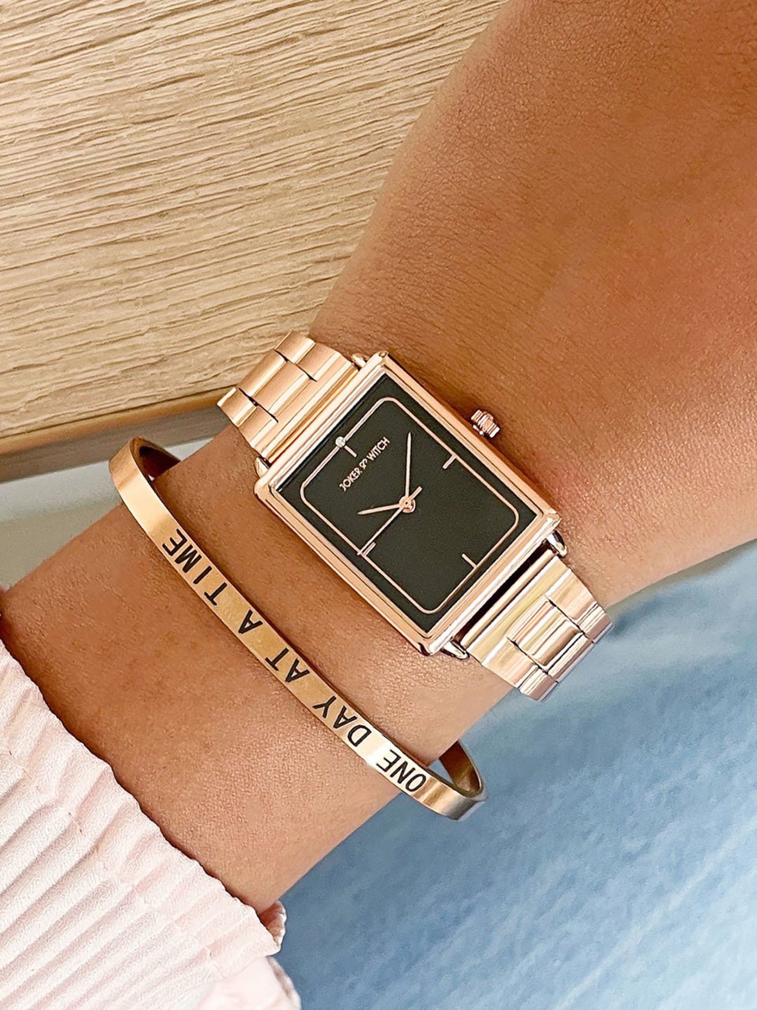 Joker & WItch JWBS251 Analog Watch with Bracelet Gift Set for Women