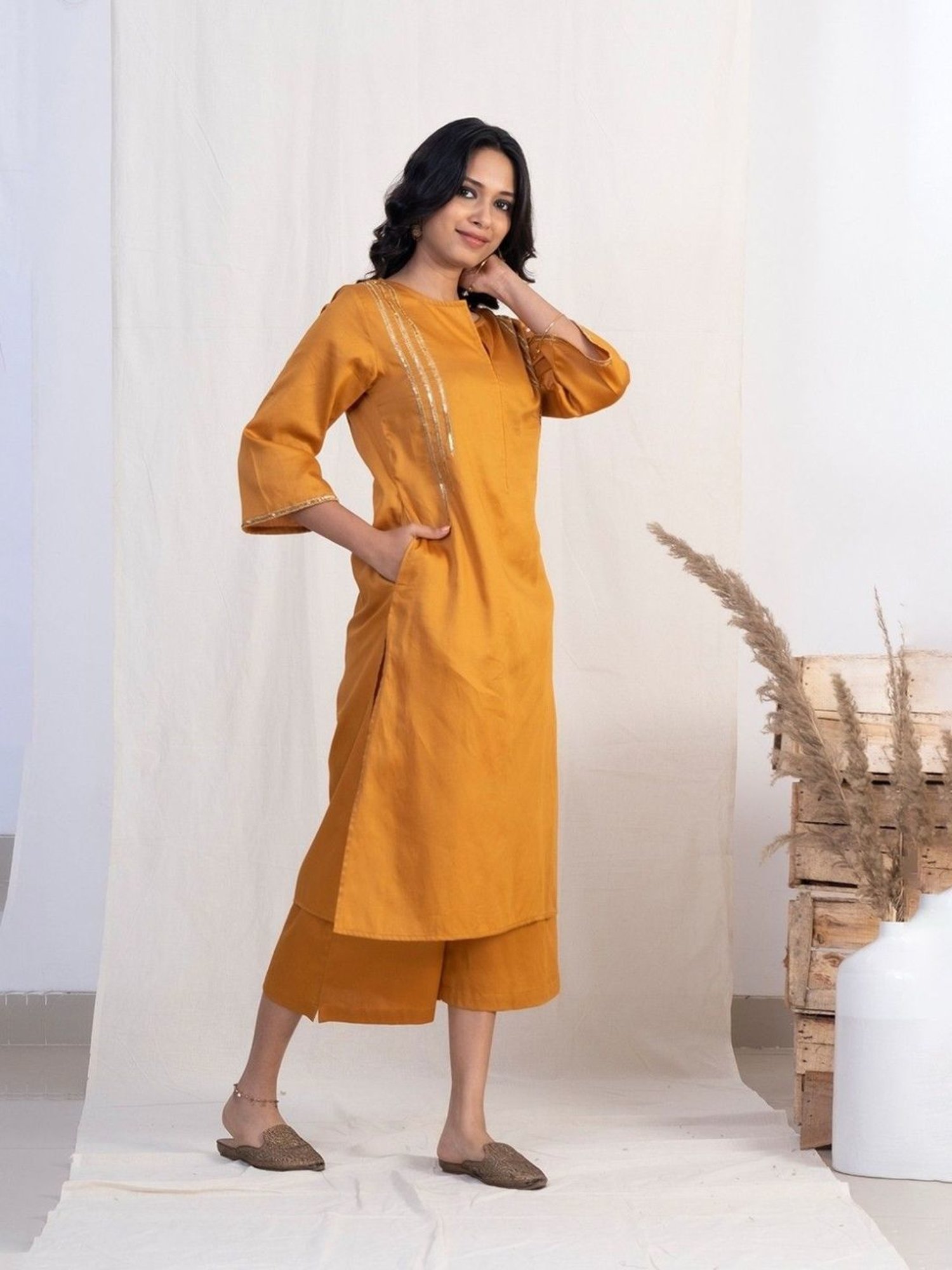 Akiso Jashn Gold Round With Front Slit Neck Kurta