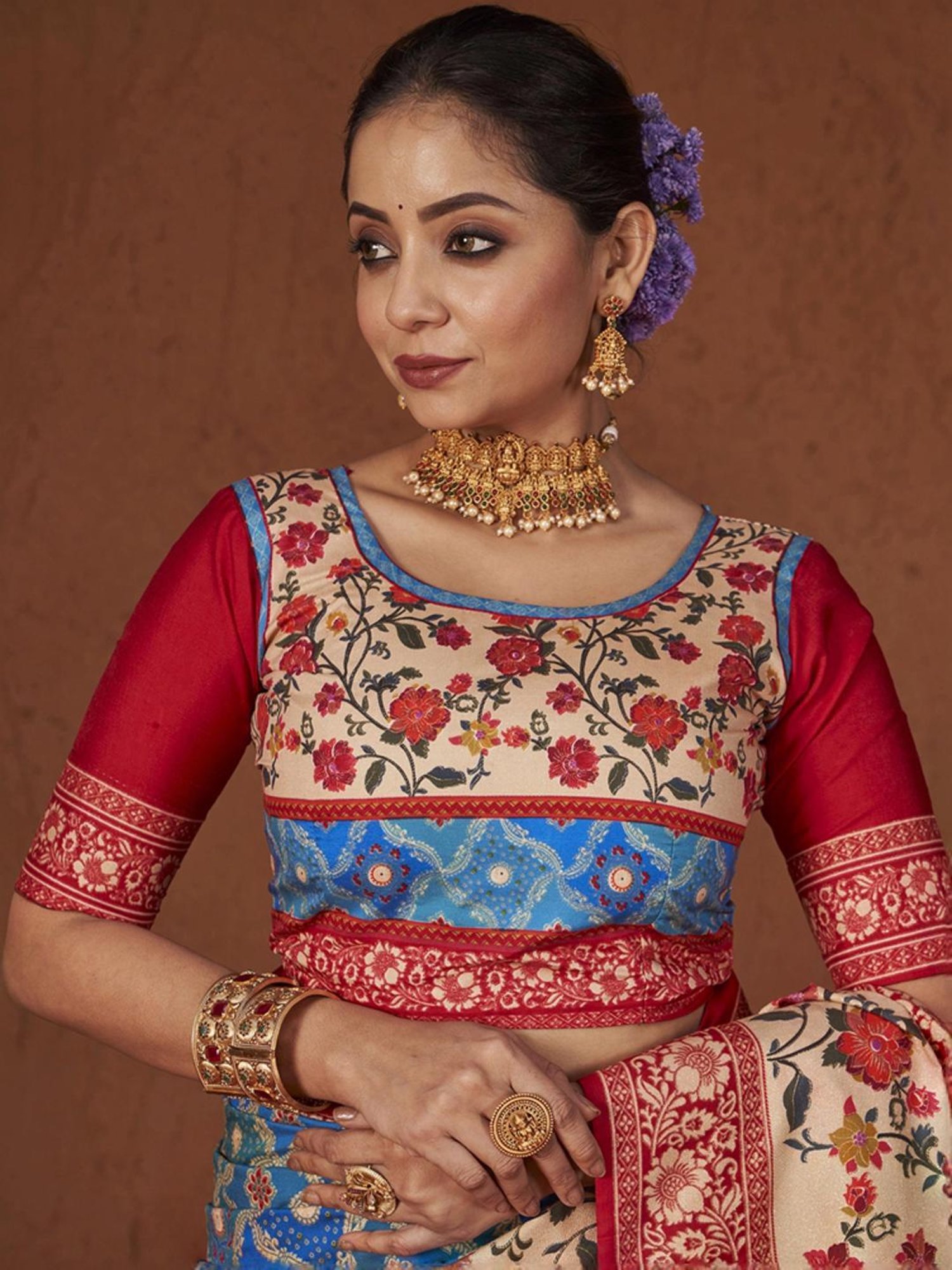 Satrani Blue & Red Printed Saree With Unstitched Blouse