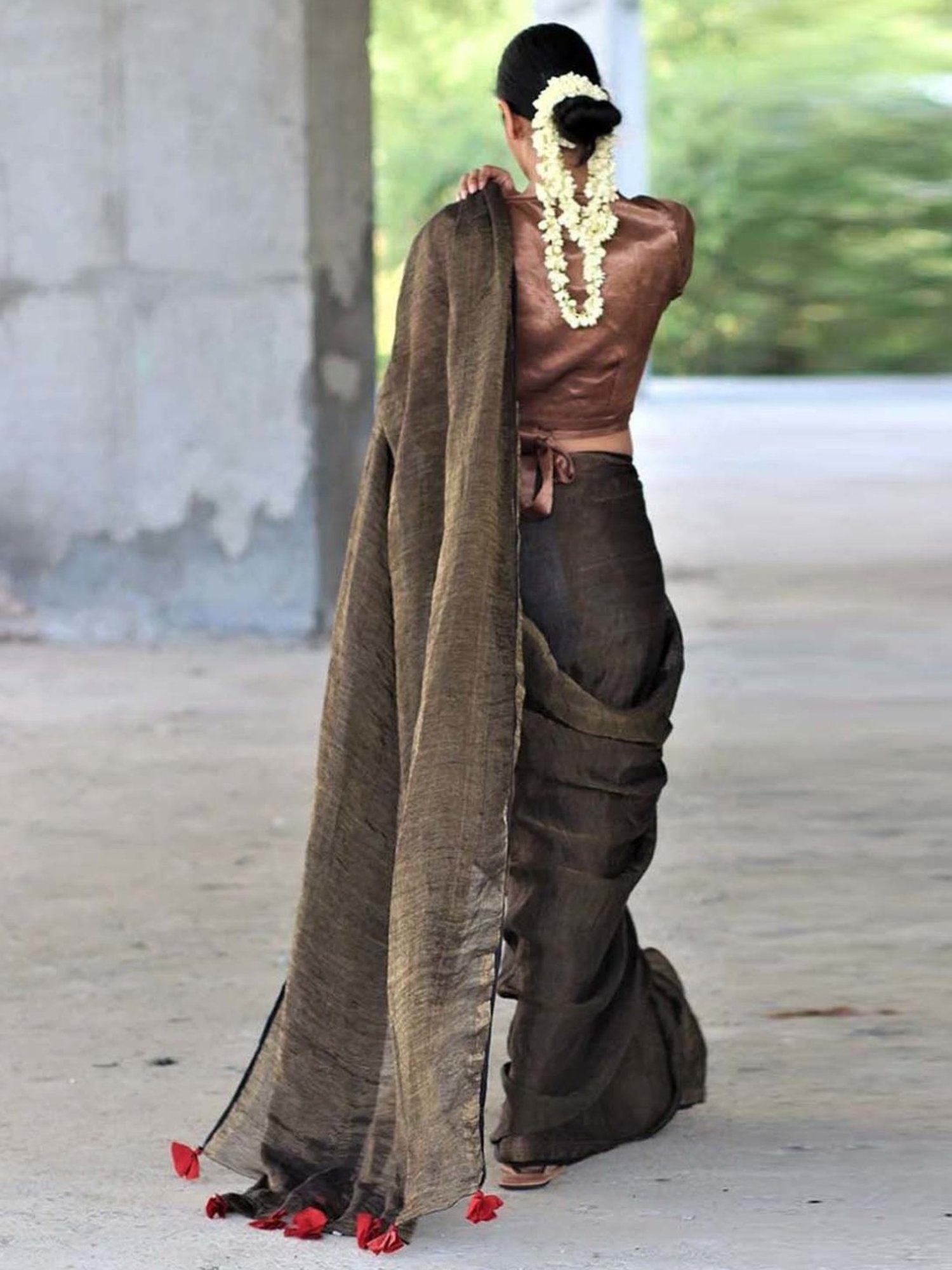 Chidiyaa Black Manjari Zari Pure Handwoven Linen Saree