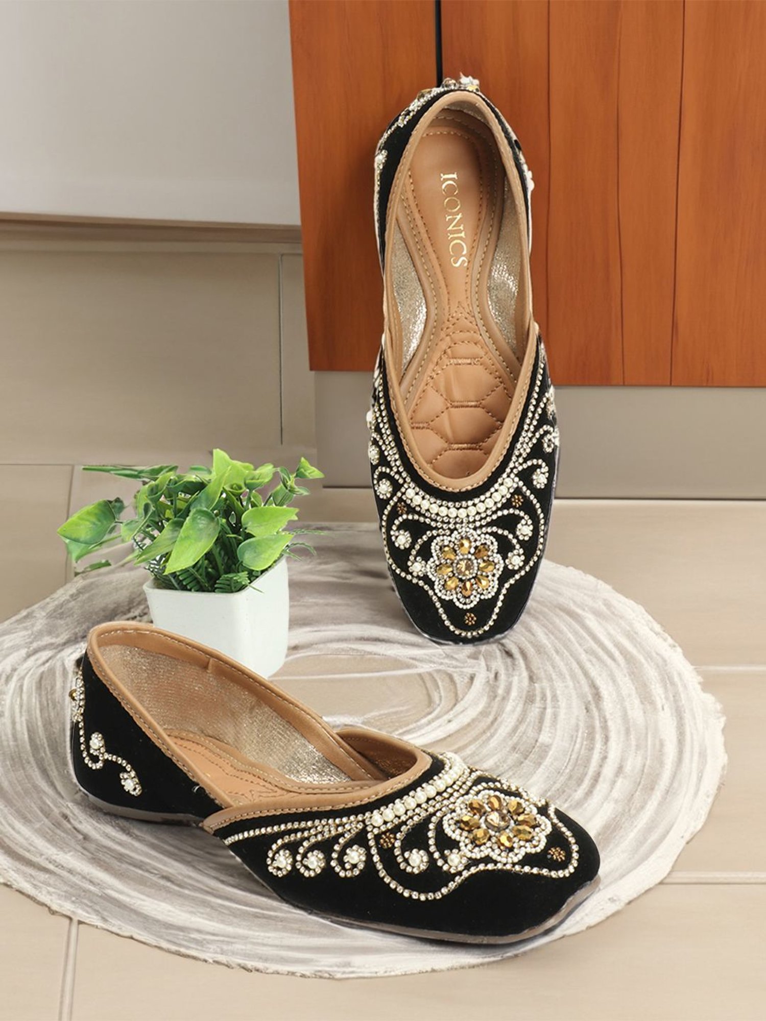 Iconics Women's Black Ethnic Juttis