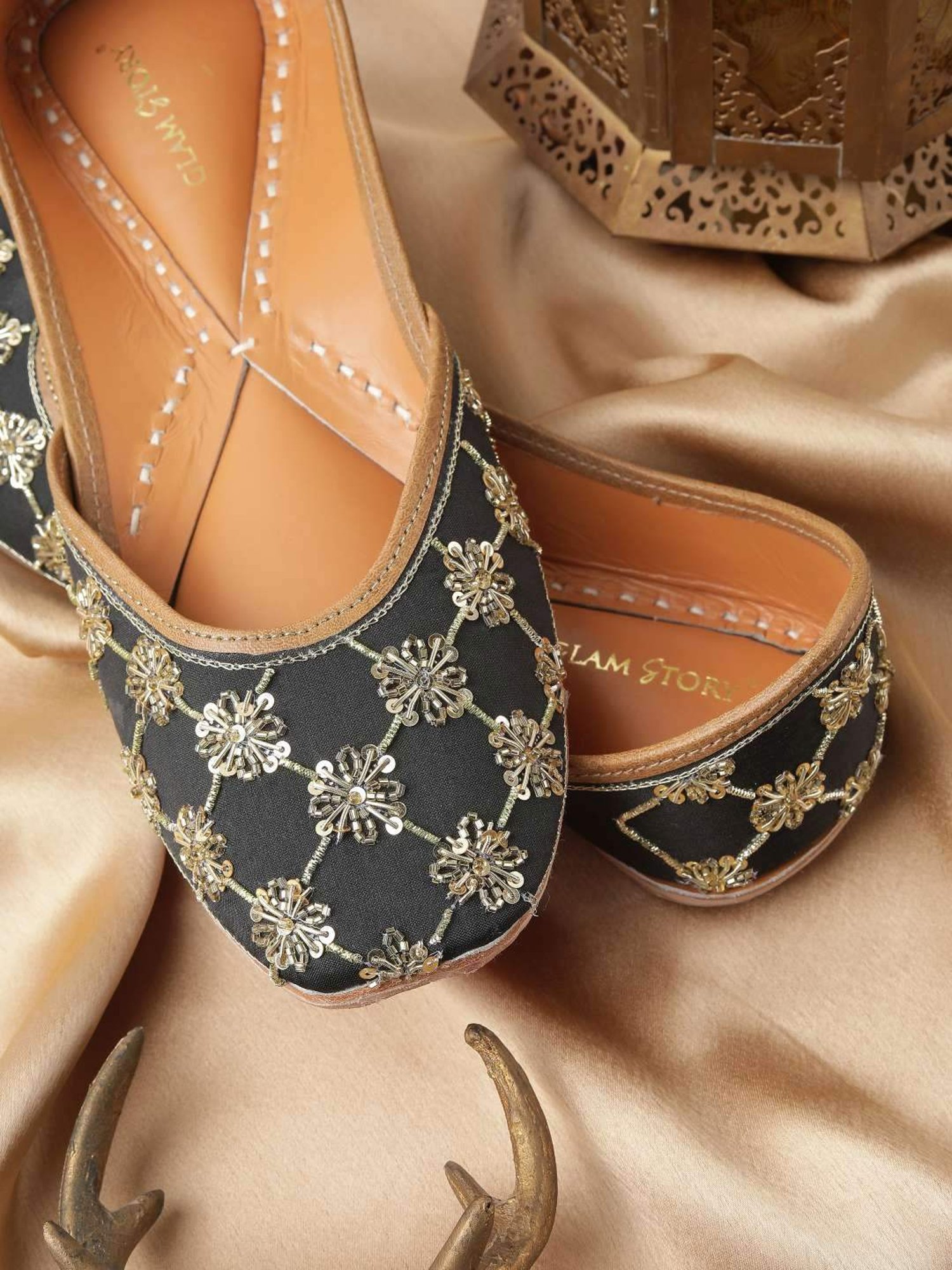 Glam Story Women's Black Ethnic Juttis