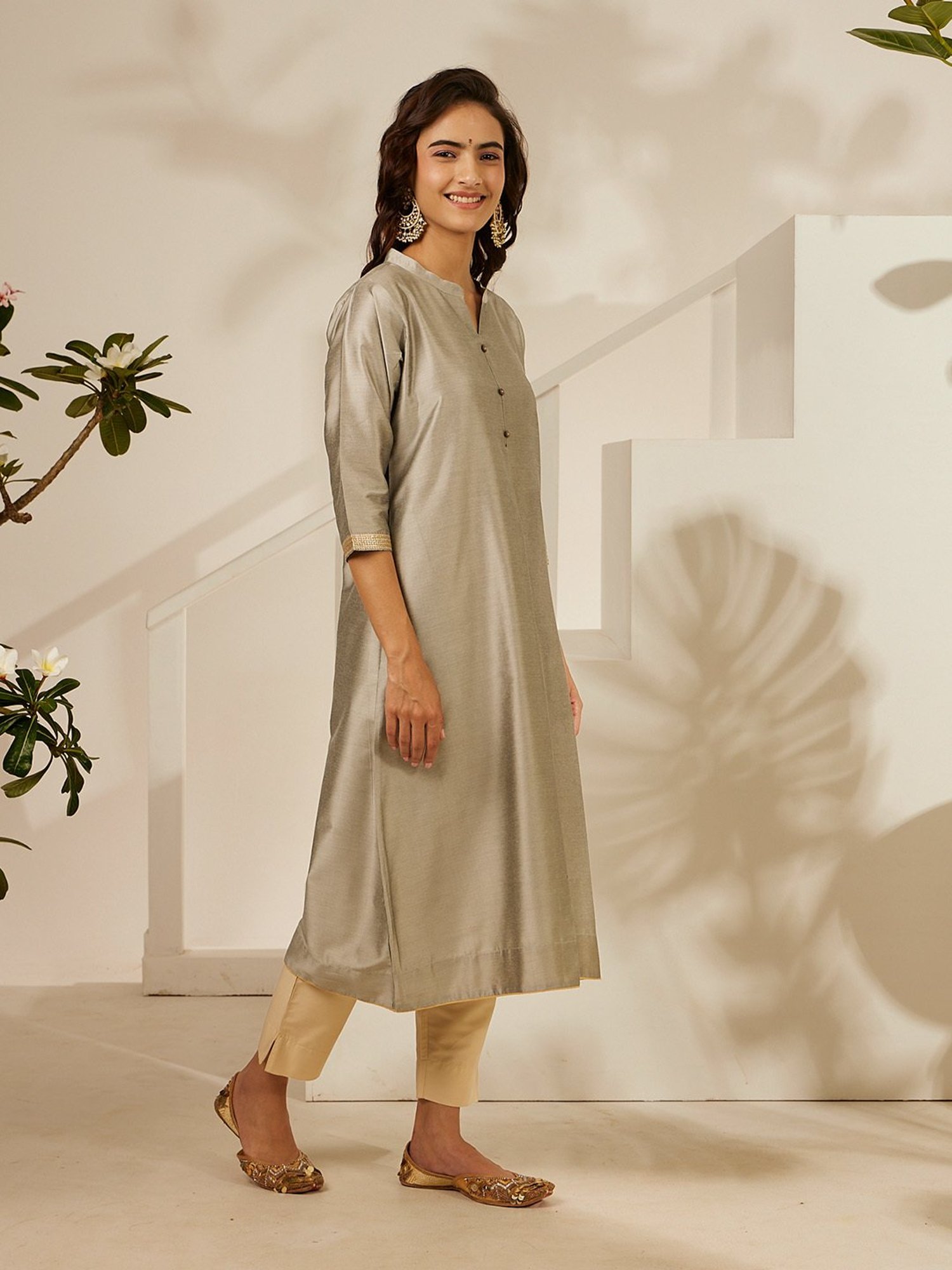 Daali Grey Viscose Mandarin Collar 3/4 Sleeves Blooming Mood Kurta with Two Pockets