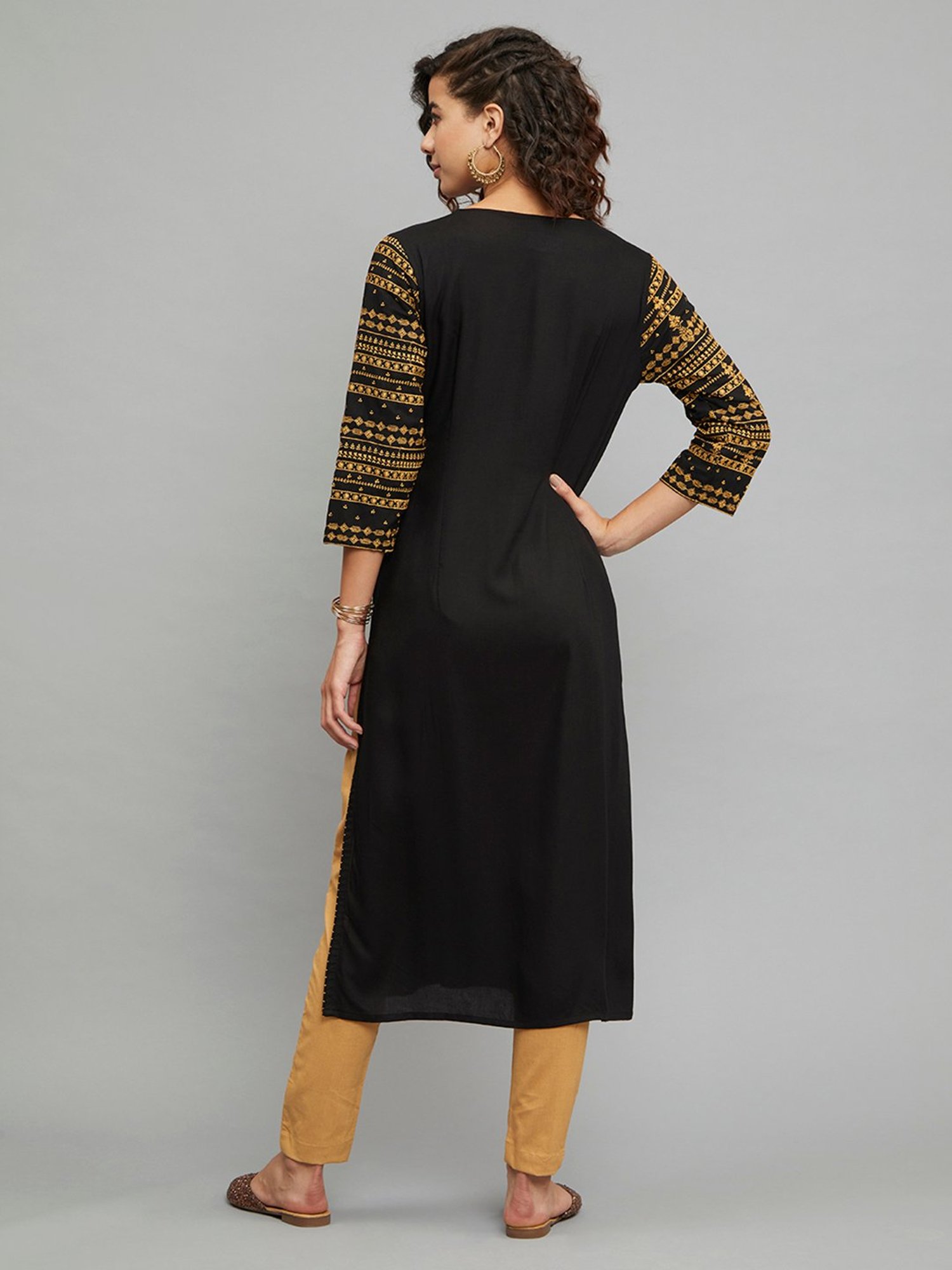 paislei Black Embroidered Straight Kurta