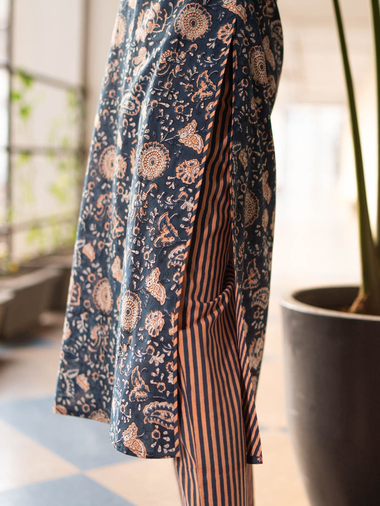 Akiso Blue Block Printed Straight Fit Kurta With Neck And Sleeve Details