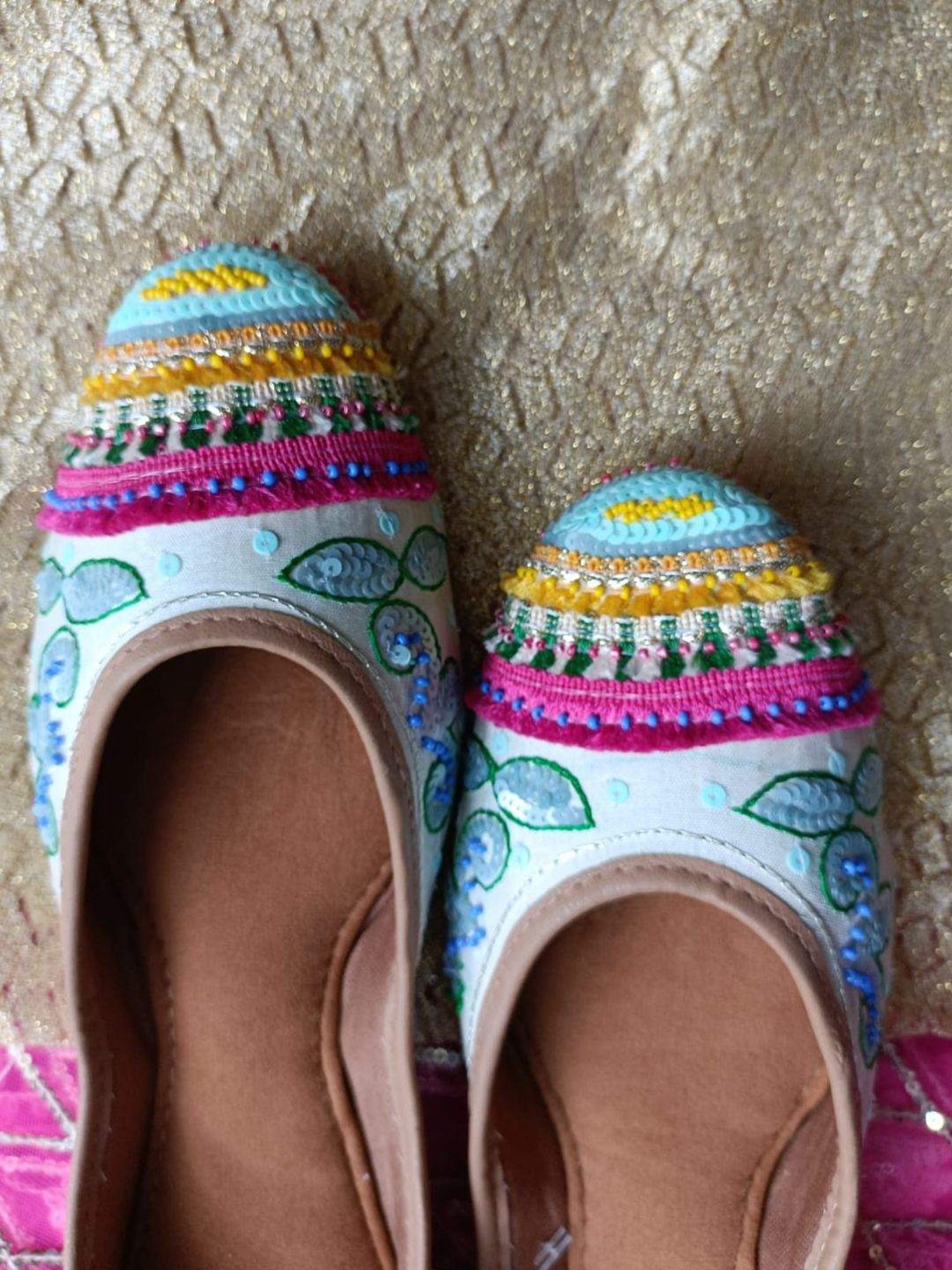 Desi Colour Women's Off White Ethnic Juttis