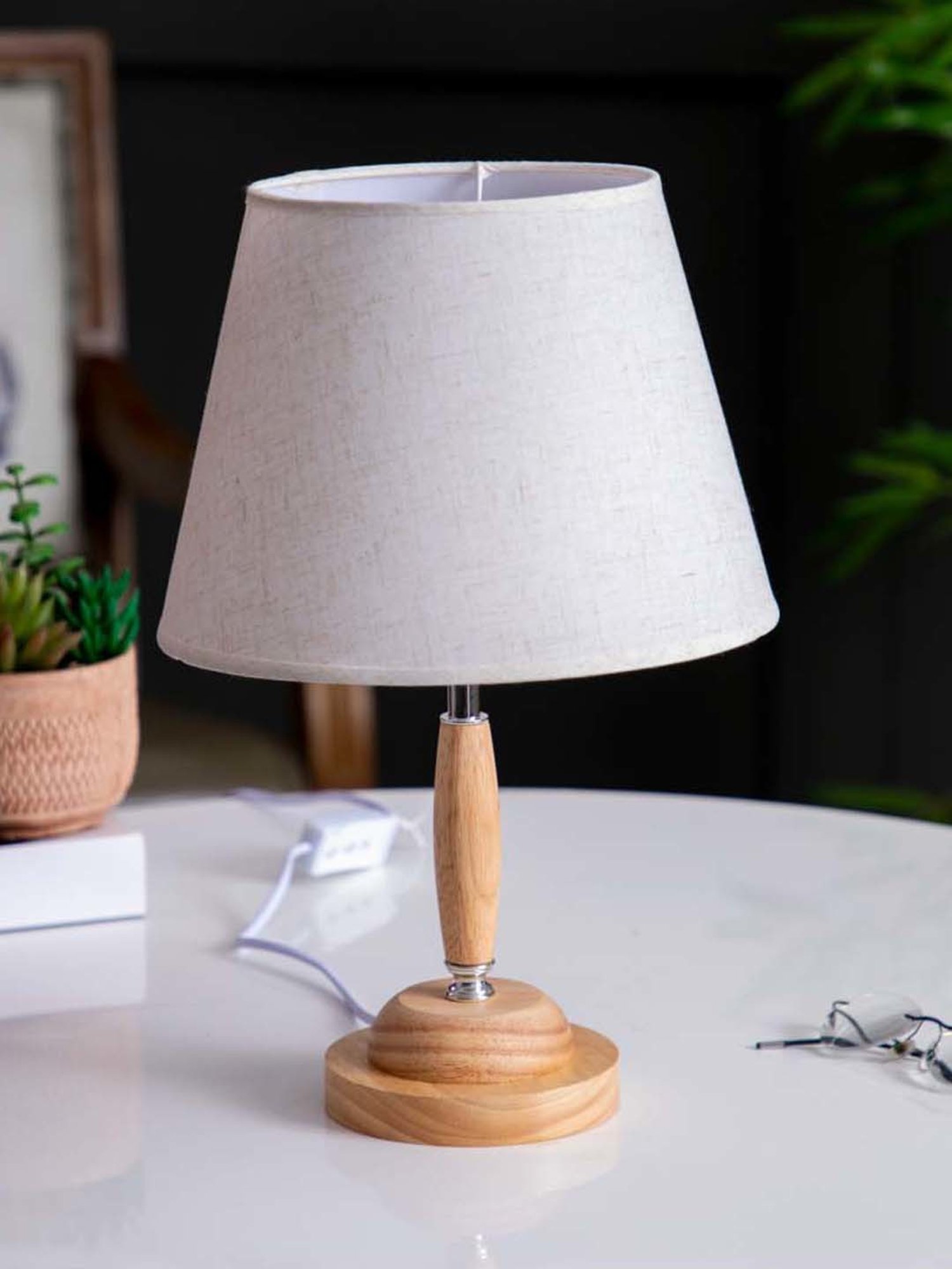 The Decor Kart White Wood Paarl Table Lamp