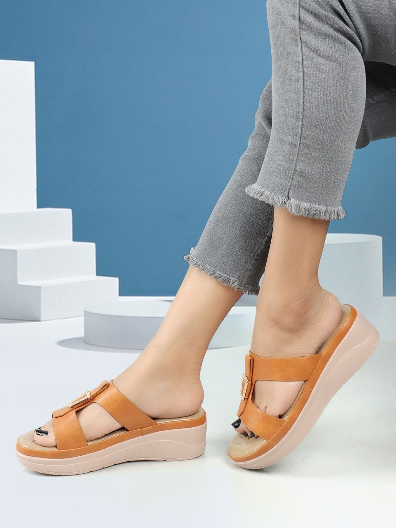 Iconics Women's Tan Casual Wedges