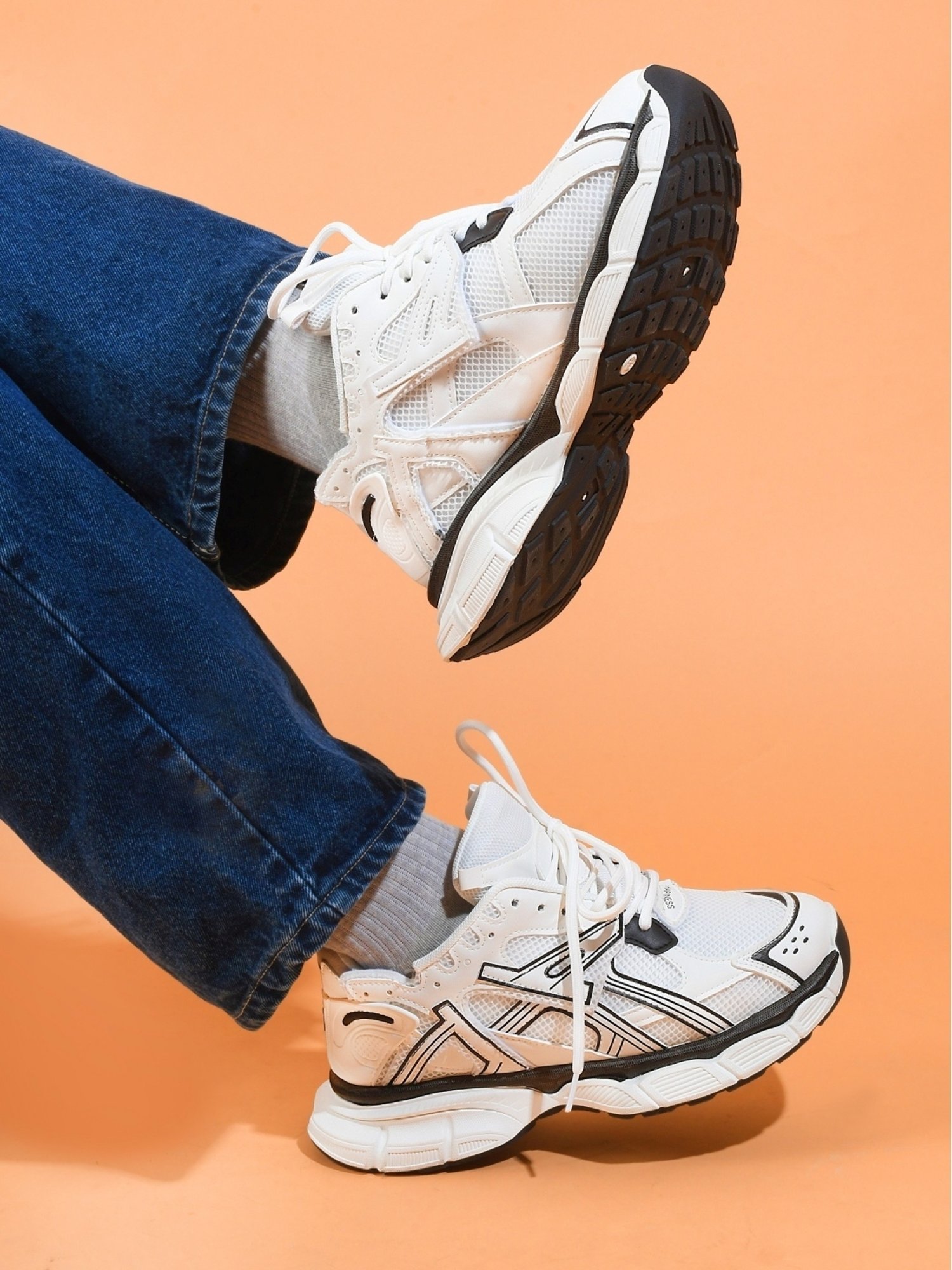 The White Pole Men's Black Casual Sneakers