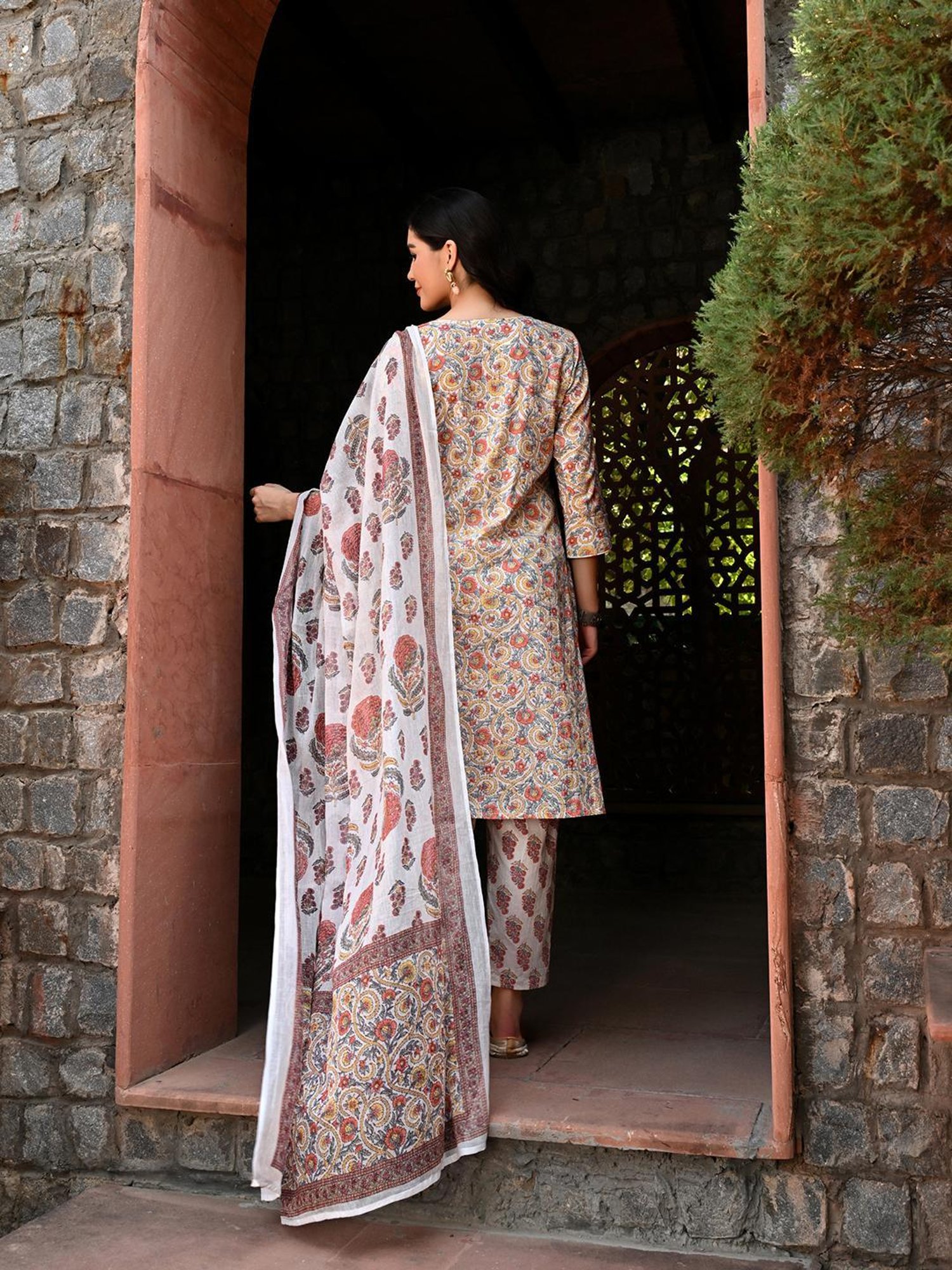 DECKEDUP Multicolor Floral Print Kurta With Pants & Dupatta