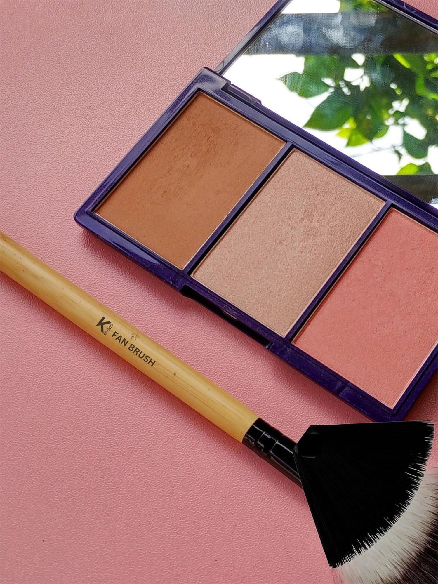 KINDED Fan Makeup Brush with Natural Wooden Handle