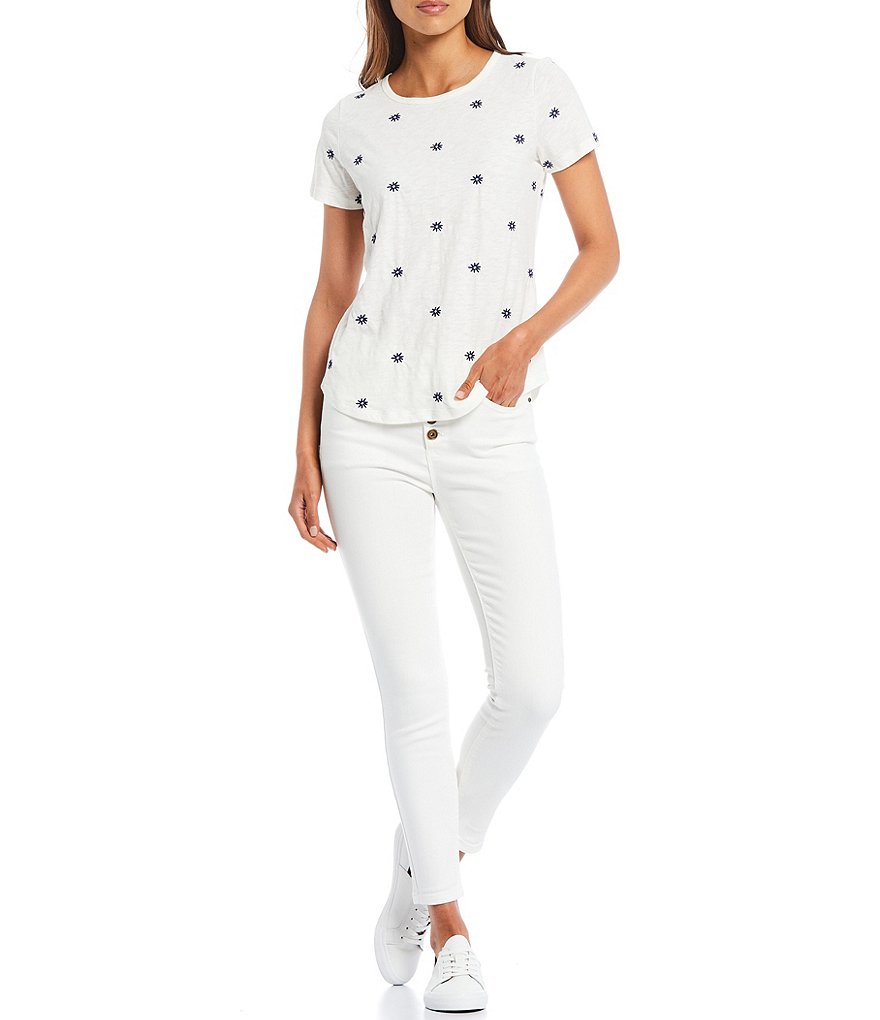 A Loves A Daisy Embroidery Short Sleeve Tee