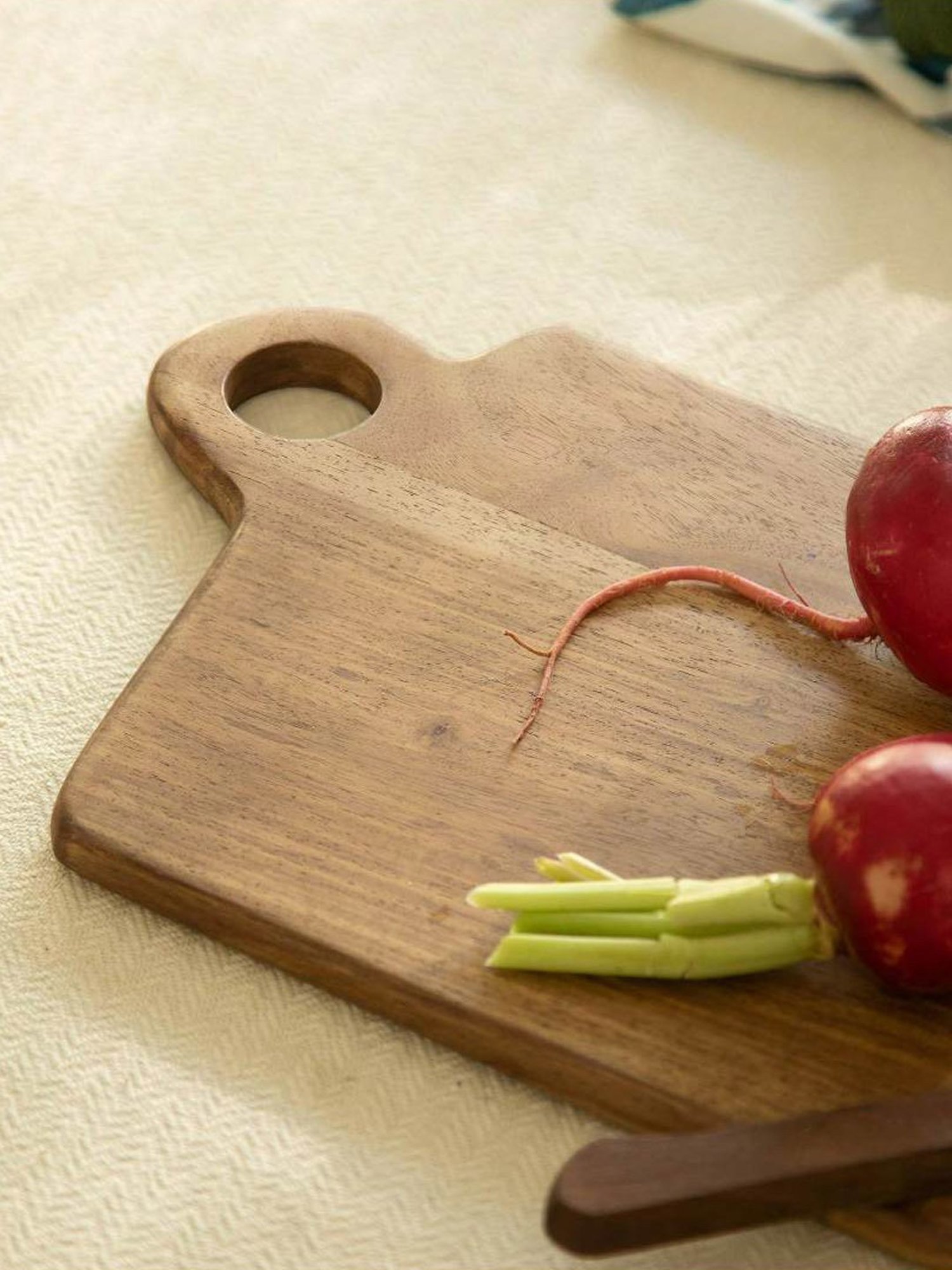 Ellementry Laimai Natural Sheesham Wood Rectangle with Handle Chopping Board