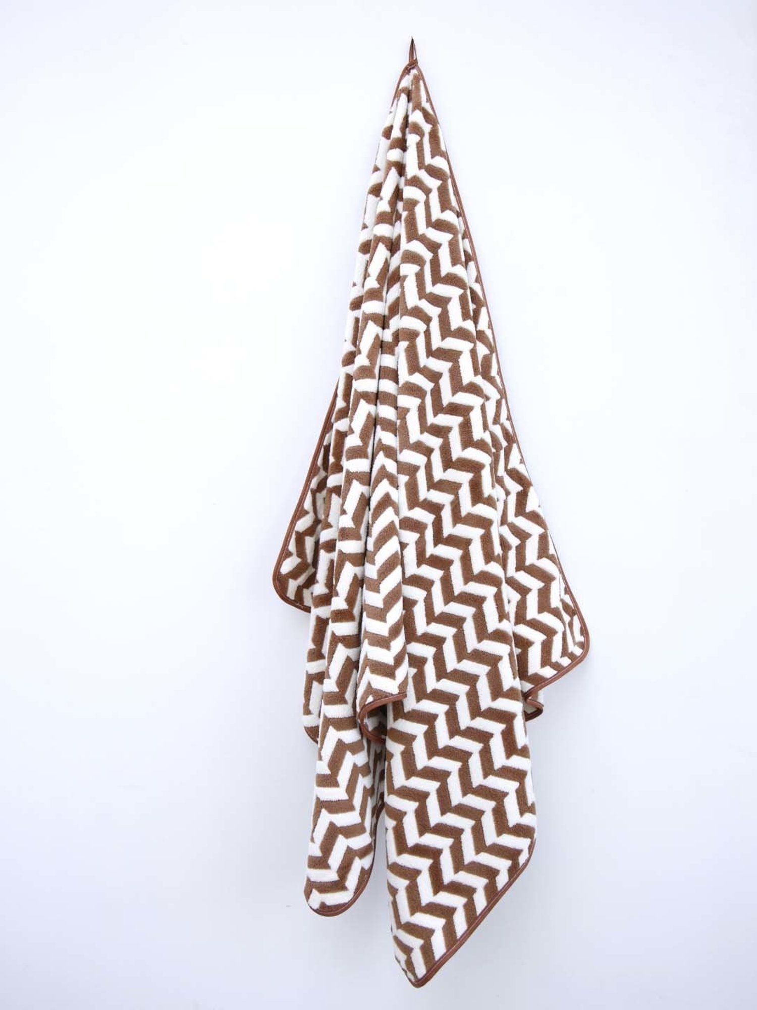 Ariana Brown & White Cotton 400 GSM Bath Towel with Attachment For Hanging - Set of 1