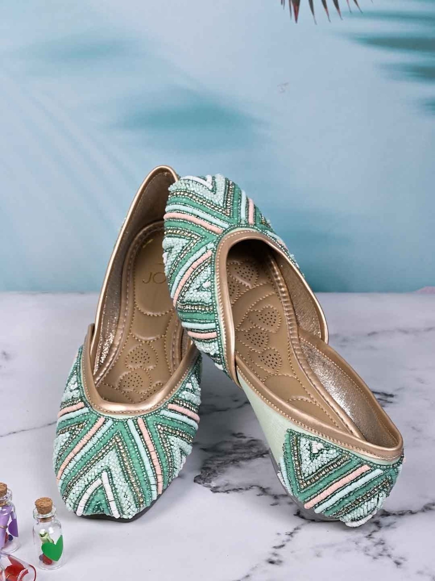 Jove Women's Sea Green Ethnic Juttis