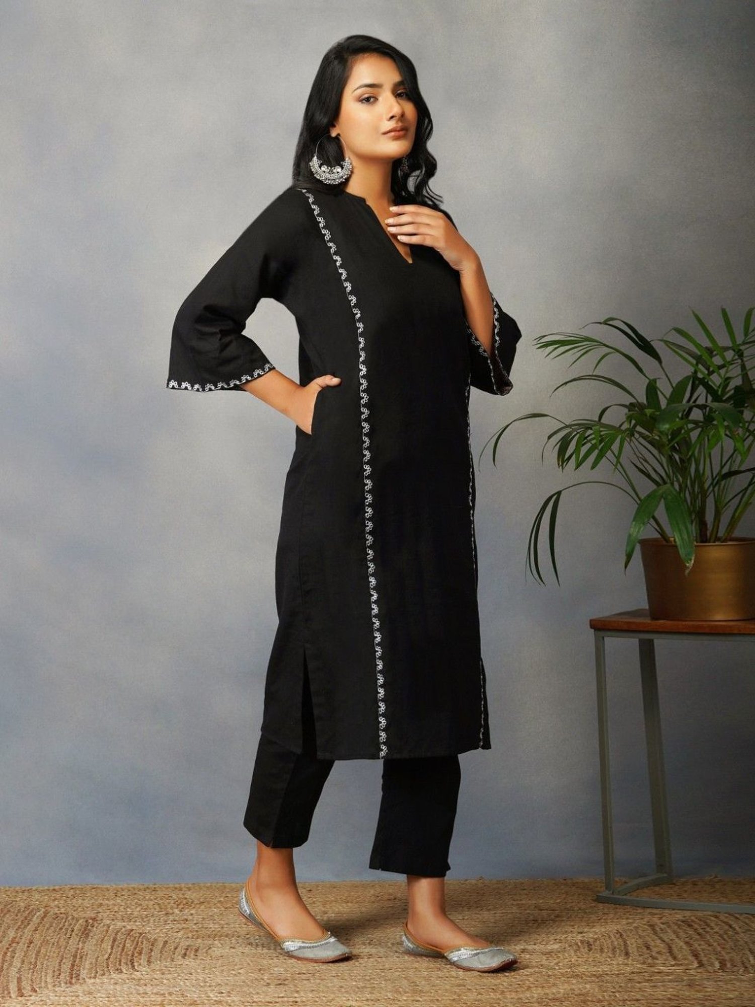 Akiso Bakhair Black Phiran Style Kurta With Zari Embroidery Set With Pants