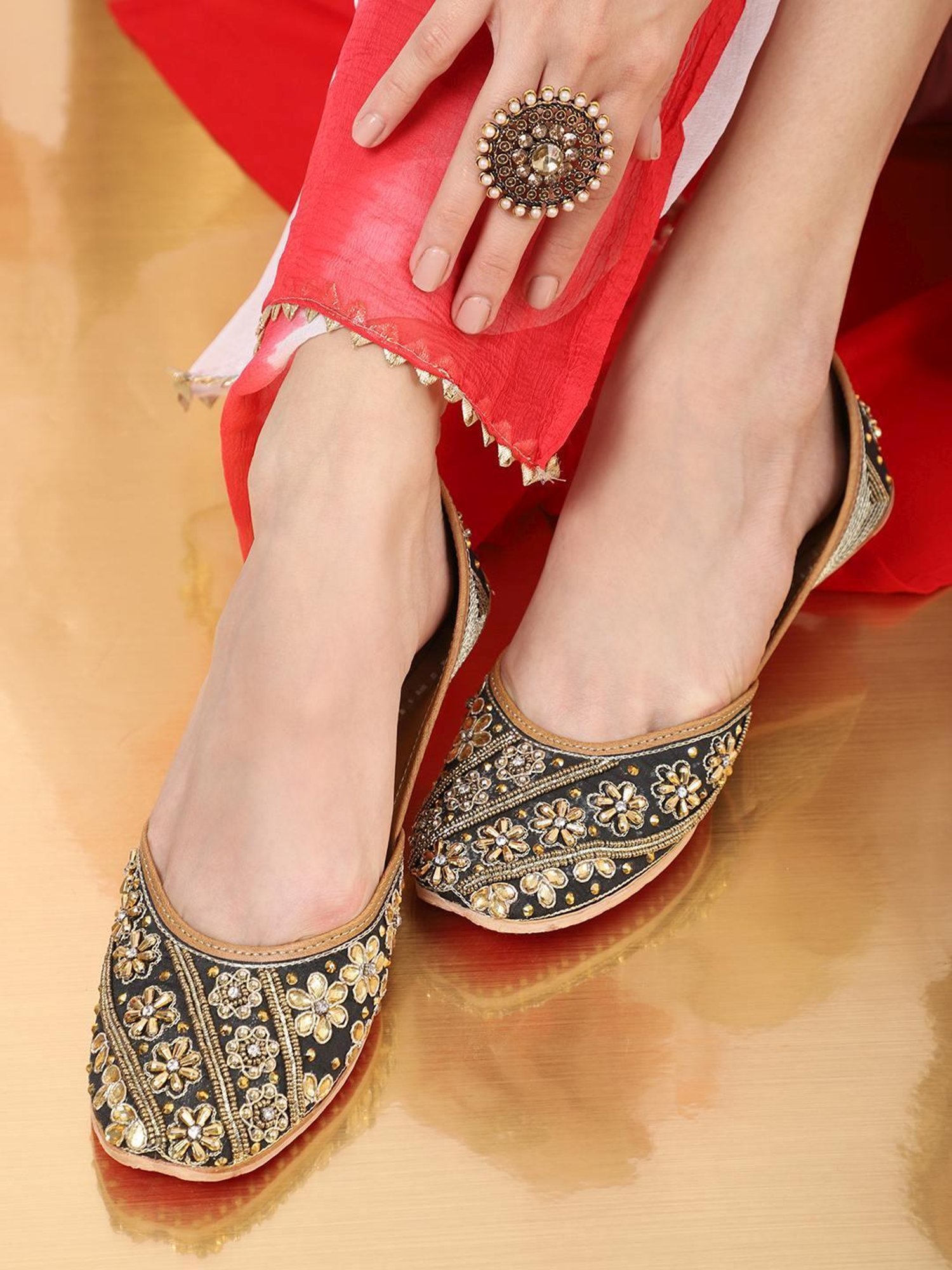 Glam Story Women's Black Ethnic Juttis