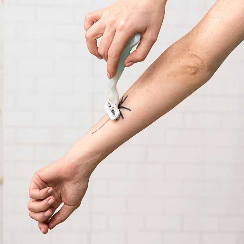 Venus Smooth Sensitive Women's Razor + 4 Razor Blade Refills