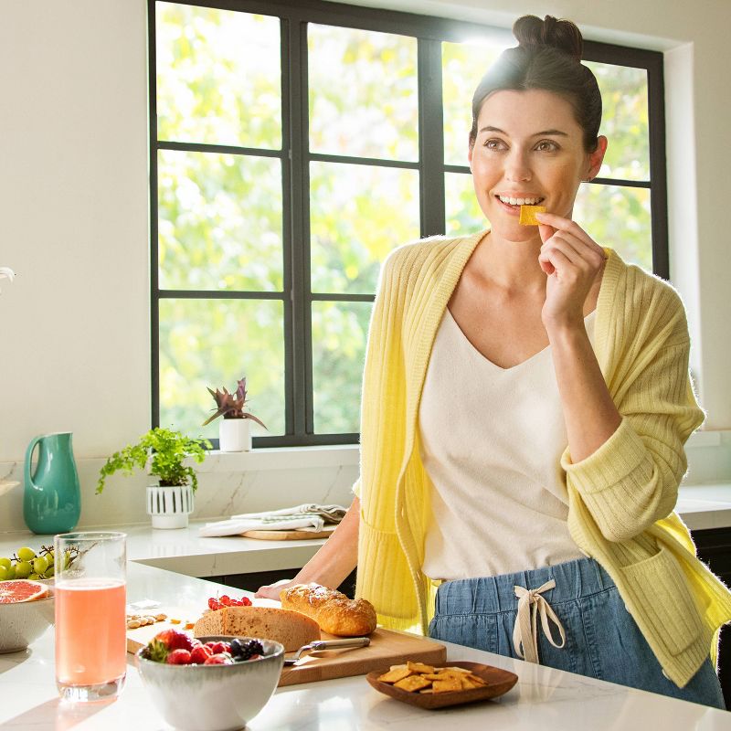 Munchkin Milkmakers Lactation 6pk Cheddar Crisps for Breastfeeding Moms