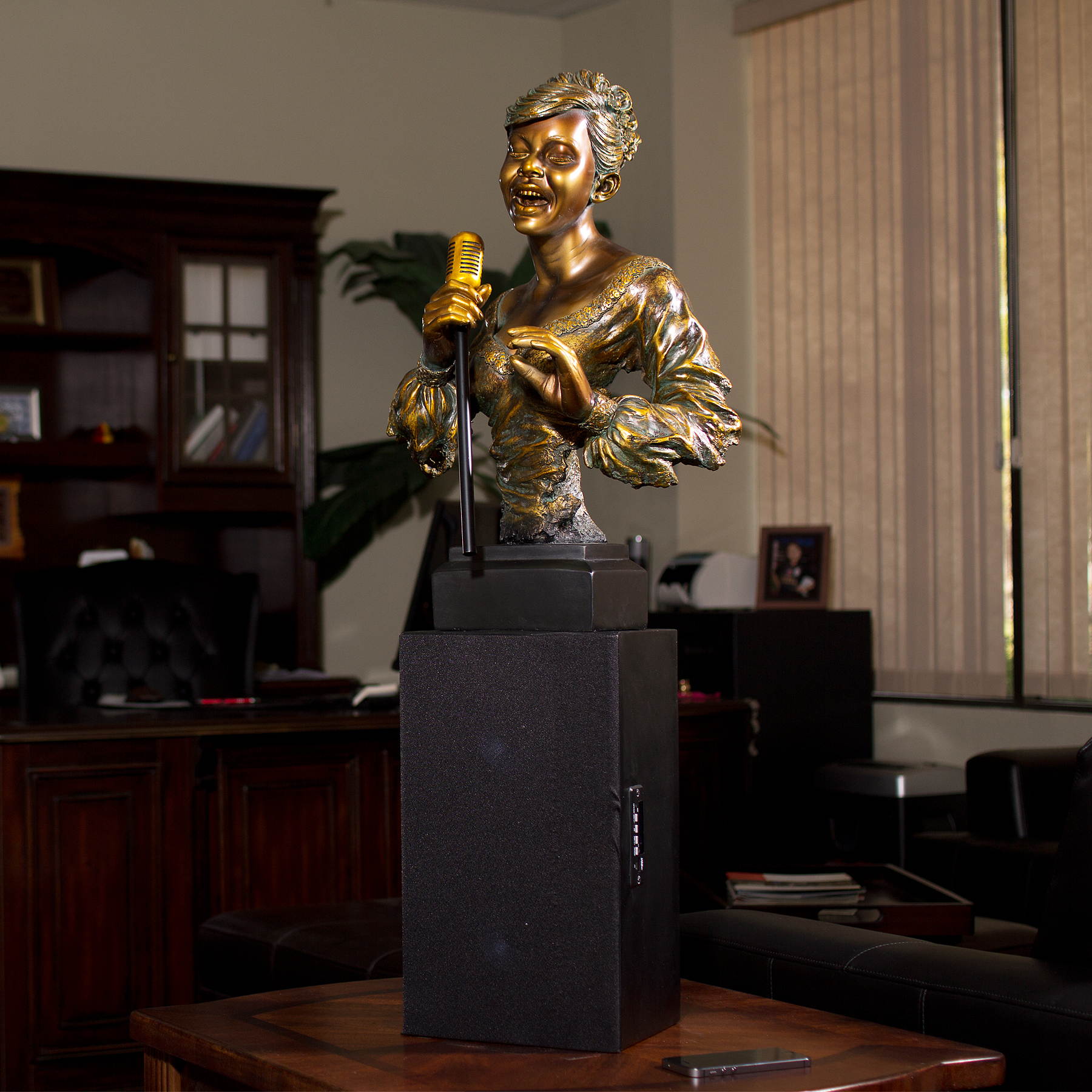 Rock & Roll Vintage 1950s Era Singing Lady Rechargeable Bluetooth Speaker Statue Figurine Bust w/ SD USB Radio & Remote Control