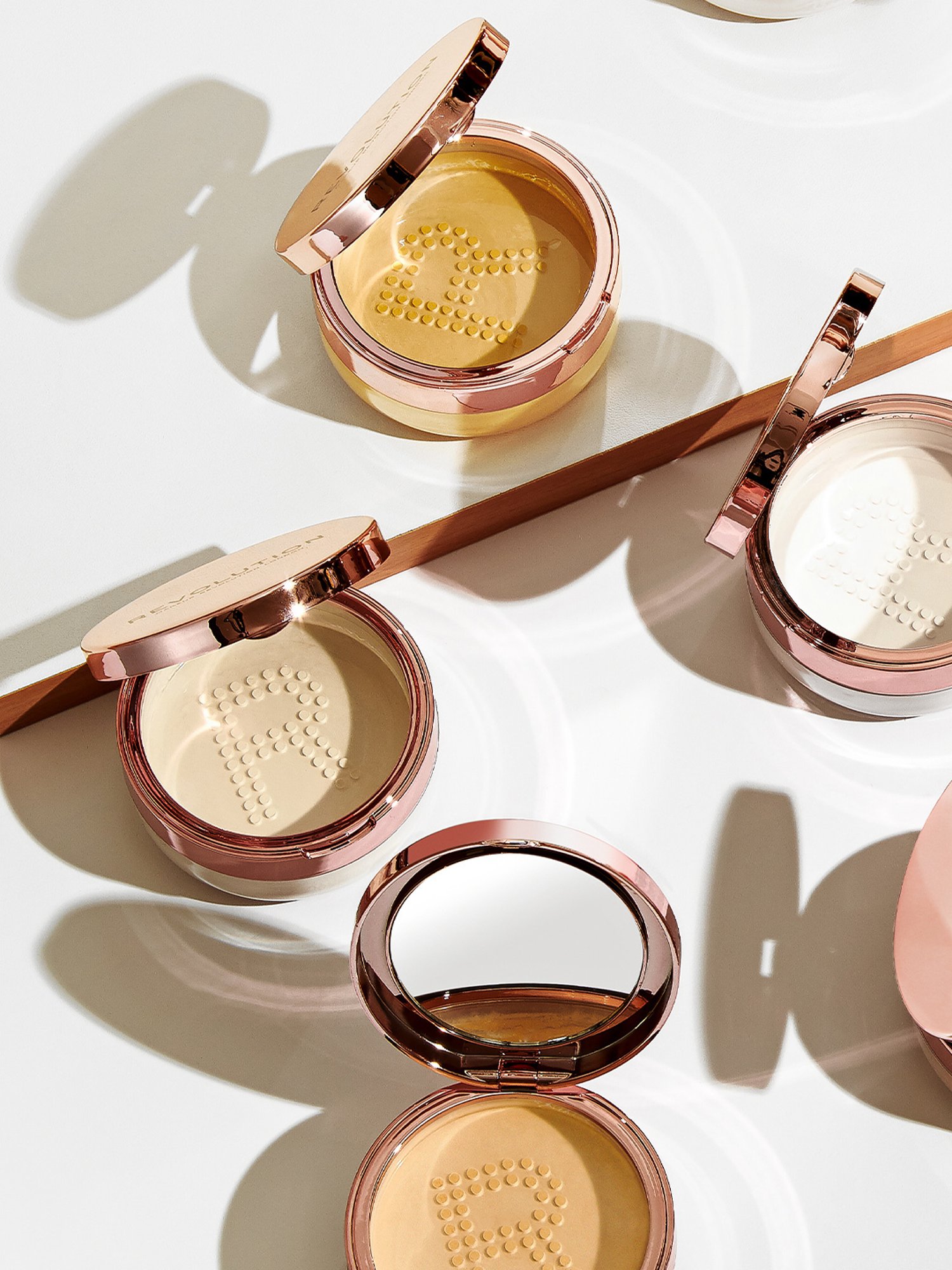 Makeup Revolution Conceal & Fix Light Yellow Loose Setting Powder - 13 gm