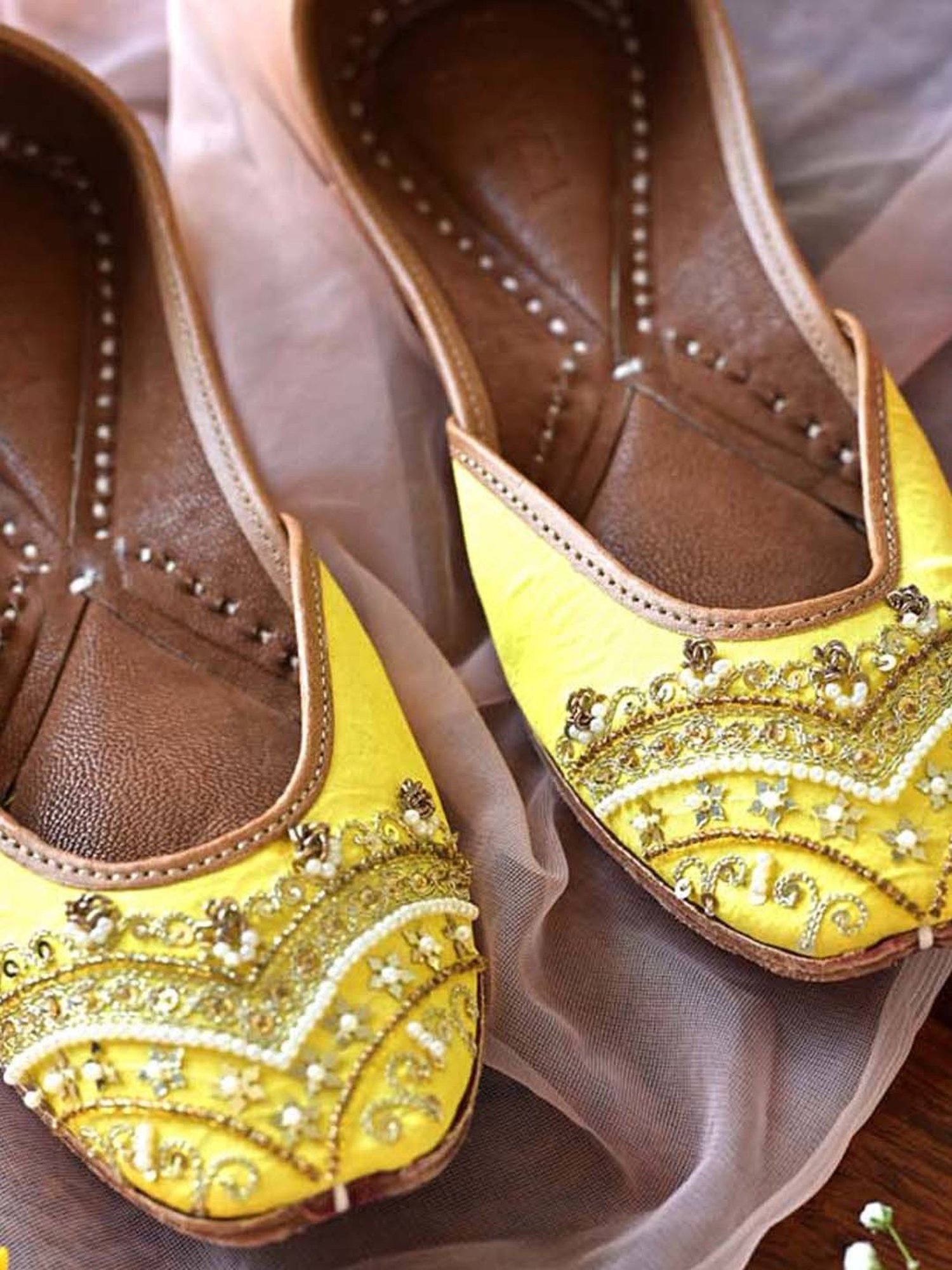 Scentra Women's Yellow Ethnic Juttis