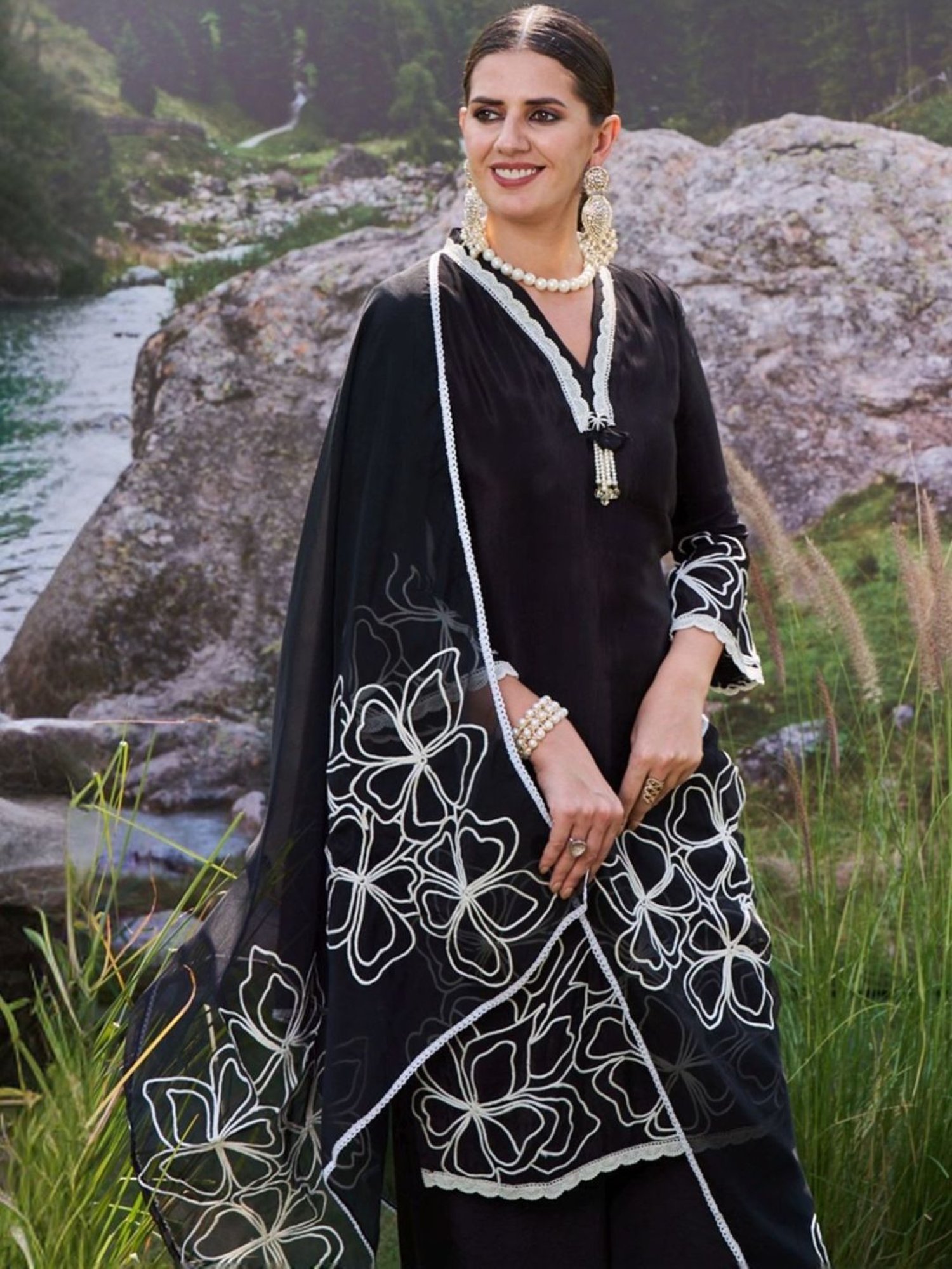 Autumnlane Varidhi Black Embroidered Kurta with Pant and Dupatta
