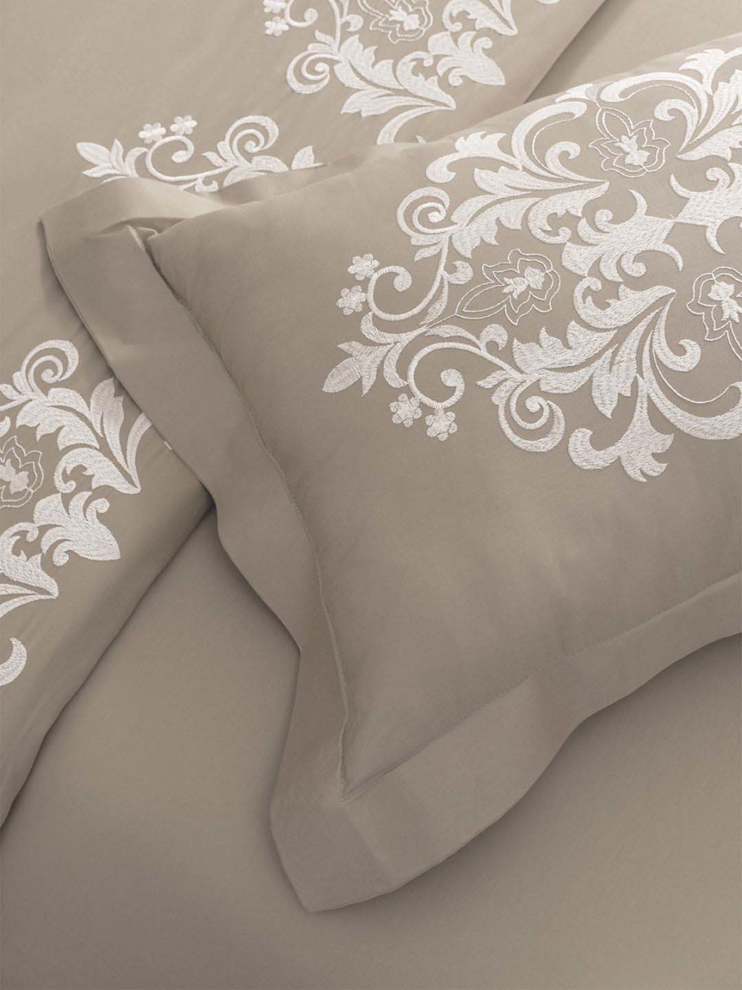 Ddecor Live Beautiful Urban Cloud Grey Cotton 210 TC King Bed Sheet With 2 Pillow Covers