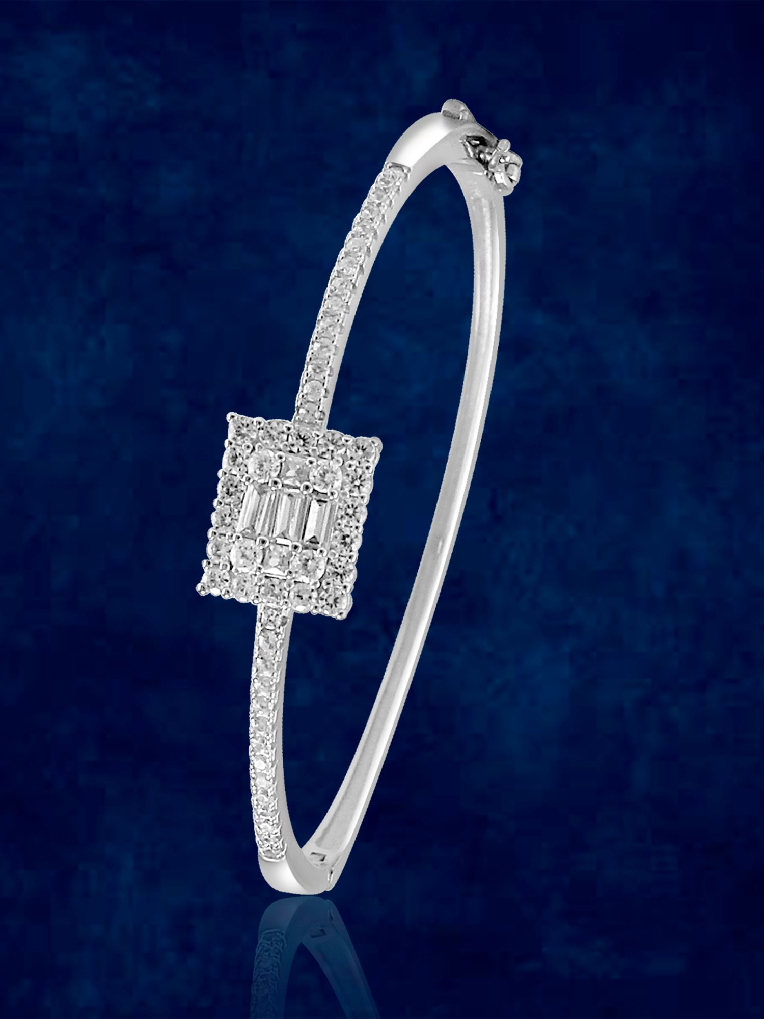 Taraash 92.5 Sterling Silver Bow Design Bangle for Women