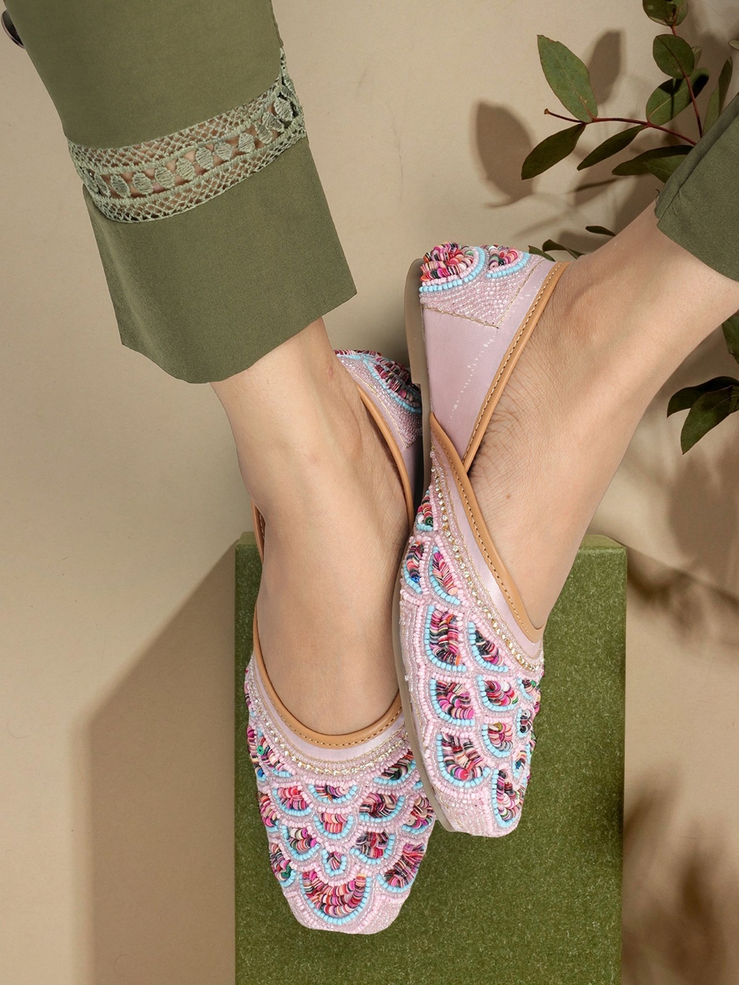 Iconics Women's Pink Ethnic Juttis