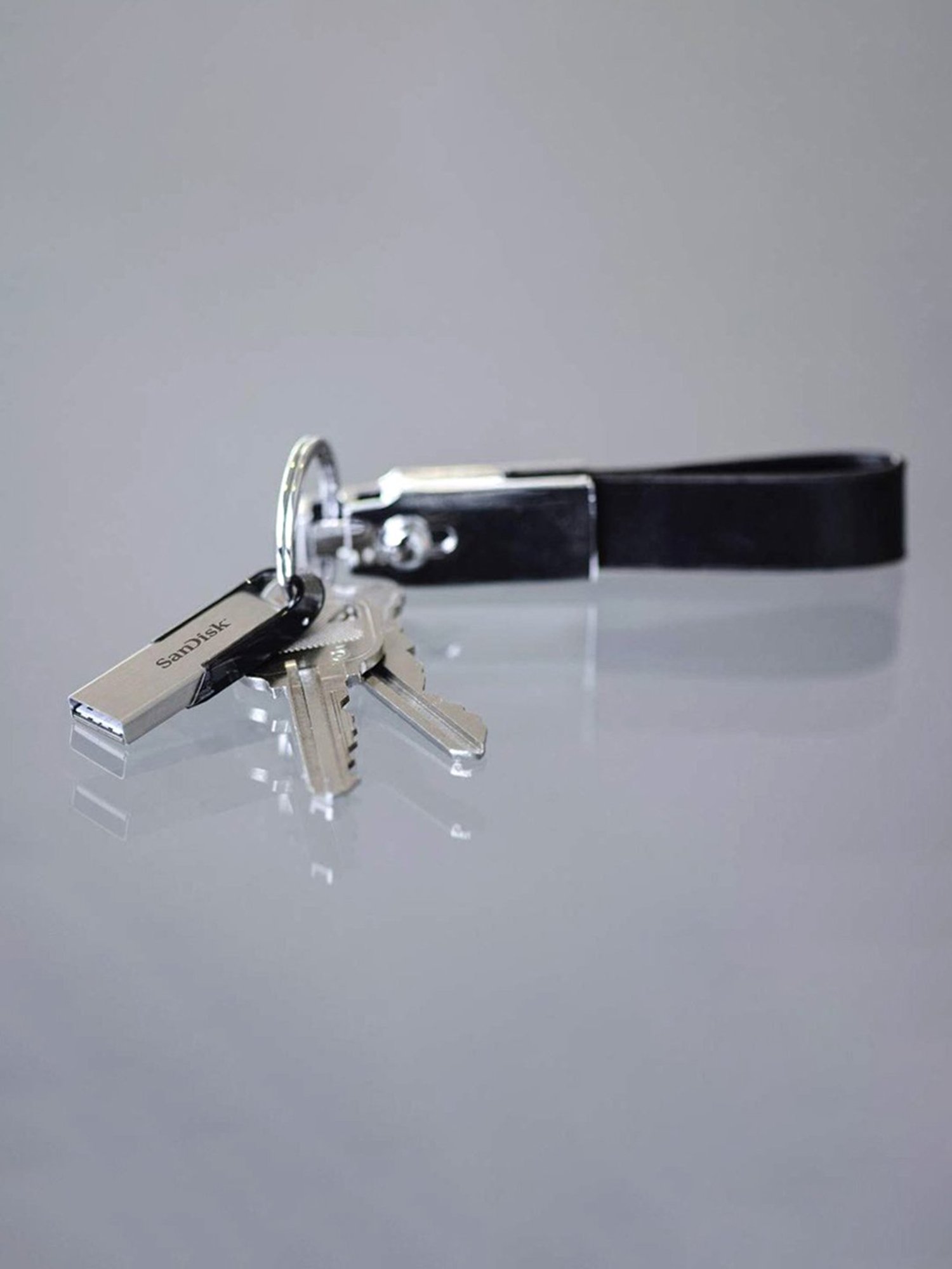 SanDisk Ultra Flair SDCZ73-256G-G46 256GB USB 3.0 Flash Drive (Silver/Black)