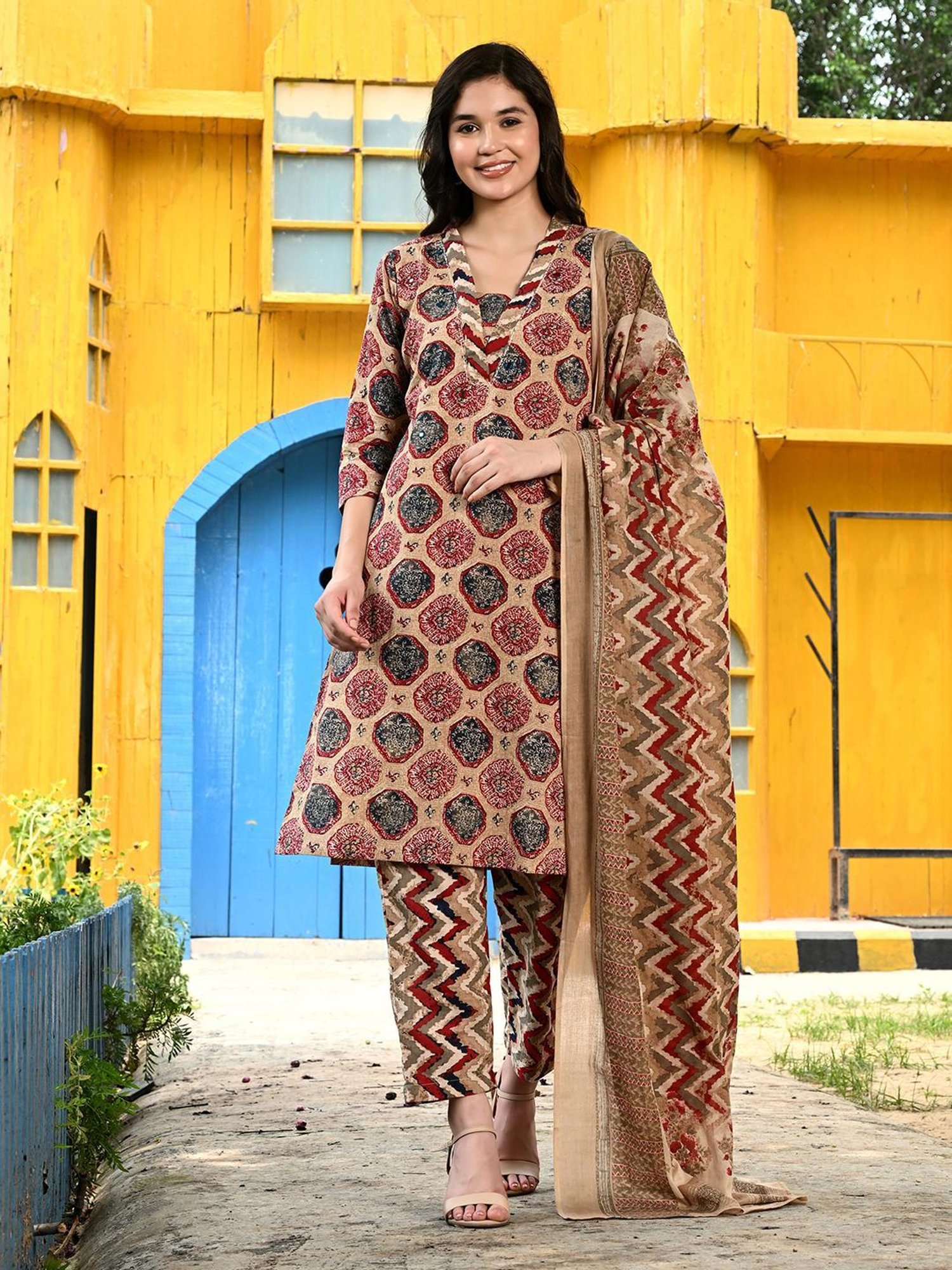 DECKEDUP Multicolor Embroidered Kurta With Pants & Dupatta