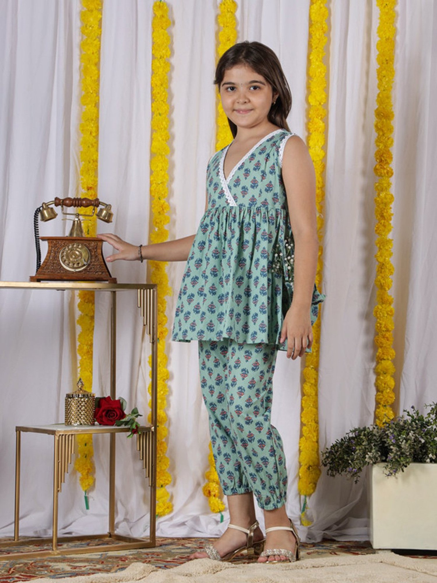 NEUDIS Girls Mint Green Floral Print Kurta, Trousers with Potli Bag
