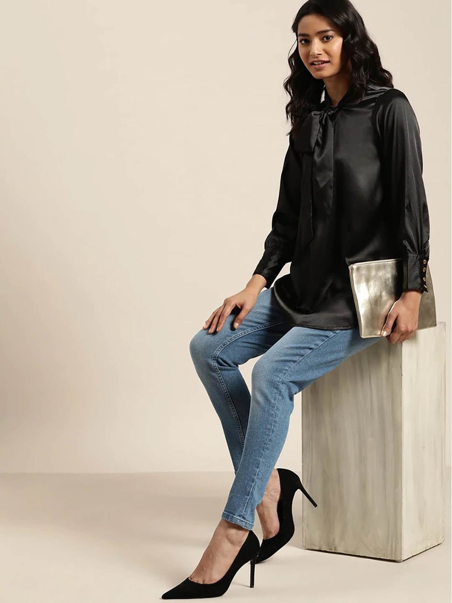 Qurvii Black Regular Fit Top