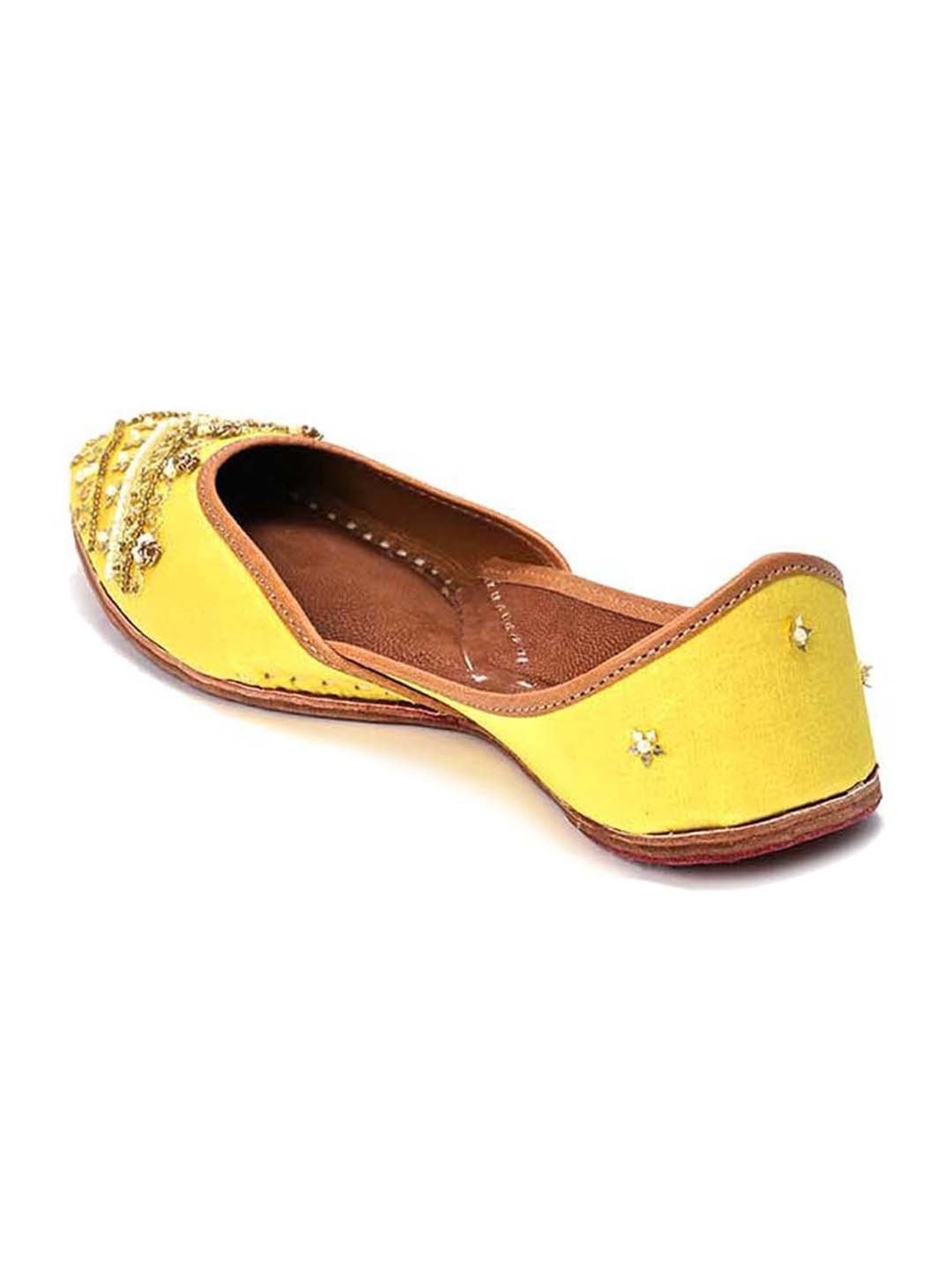 Scentra Women's Yellow Ethnic Juttis