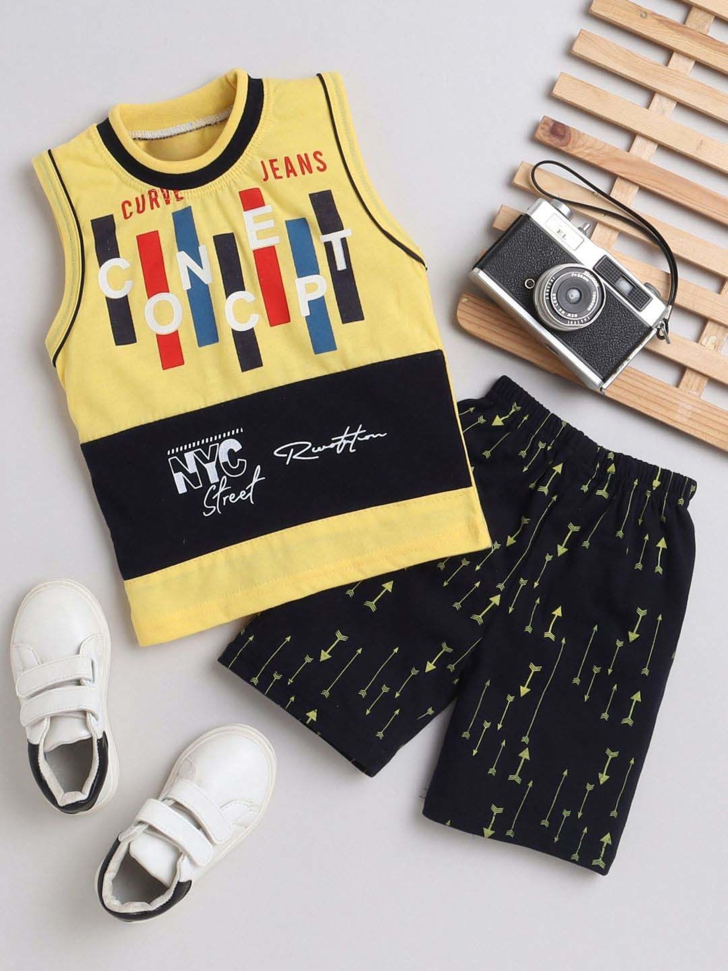 Fourfolds Unisex Yellow Printed Clothing Set