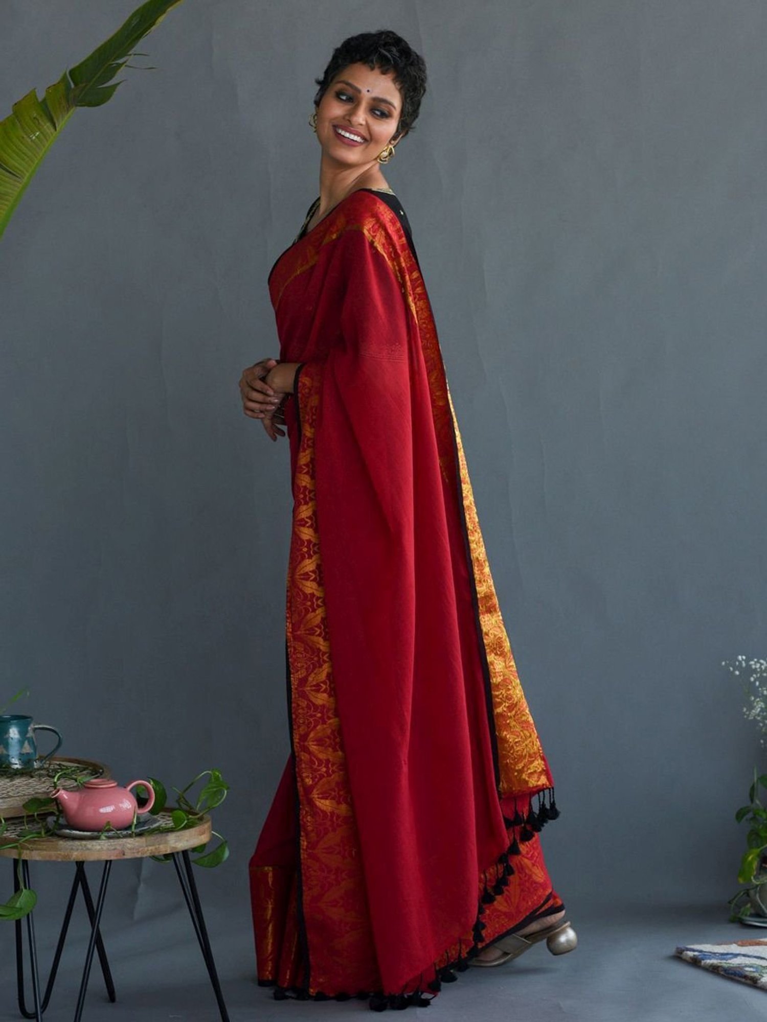 Suta Red Cotton Woven Saree Without Blouse